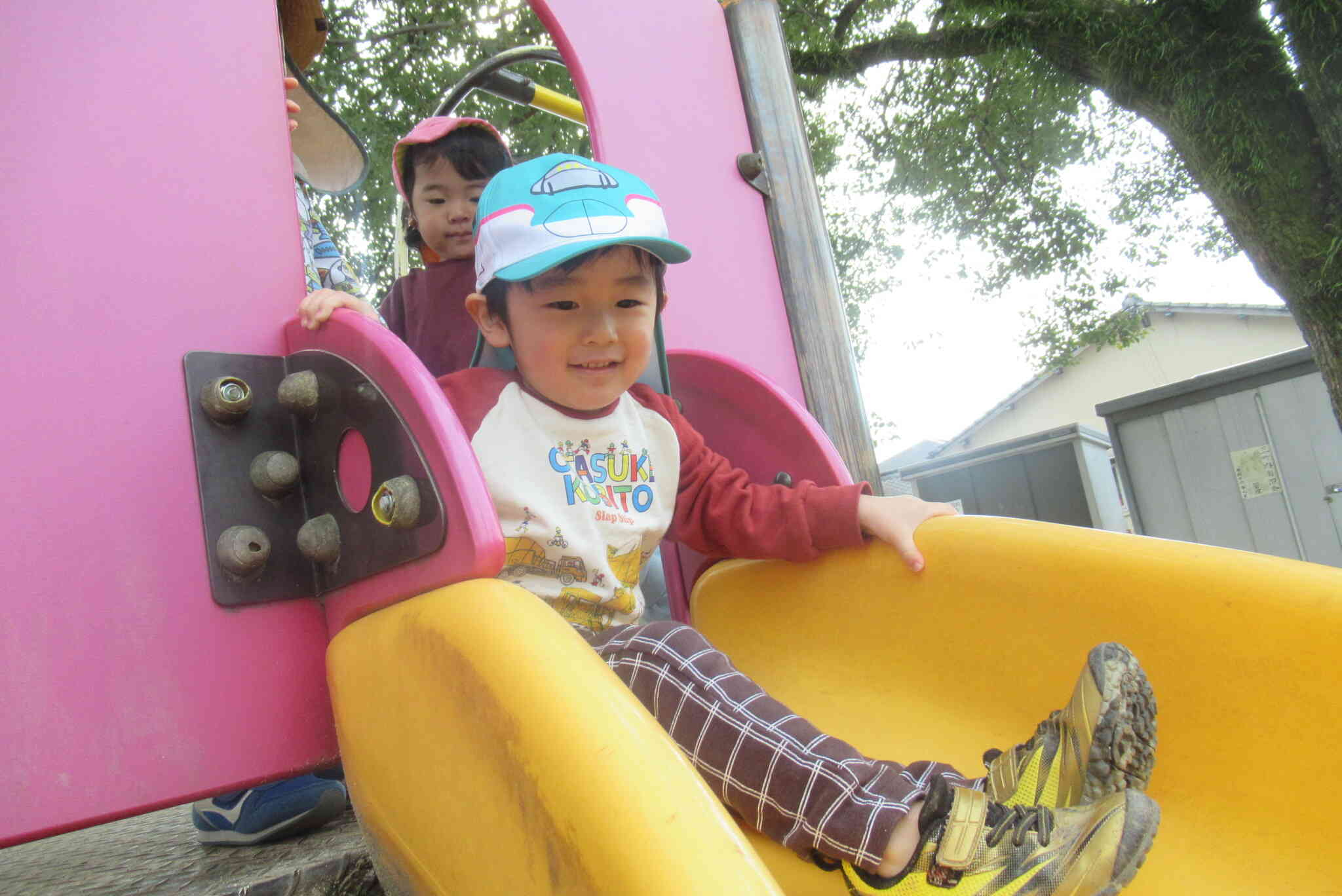 滑り台で遊んだよ！