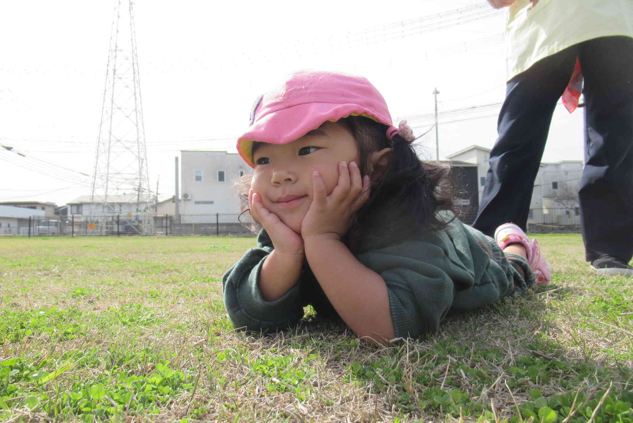 芝生の上でゴロン！
