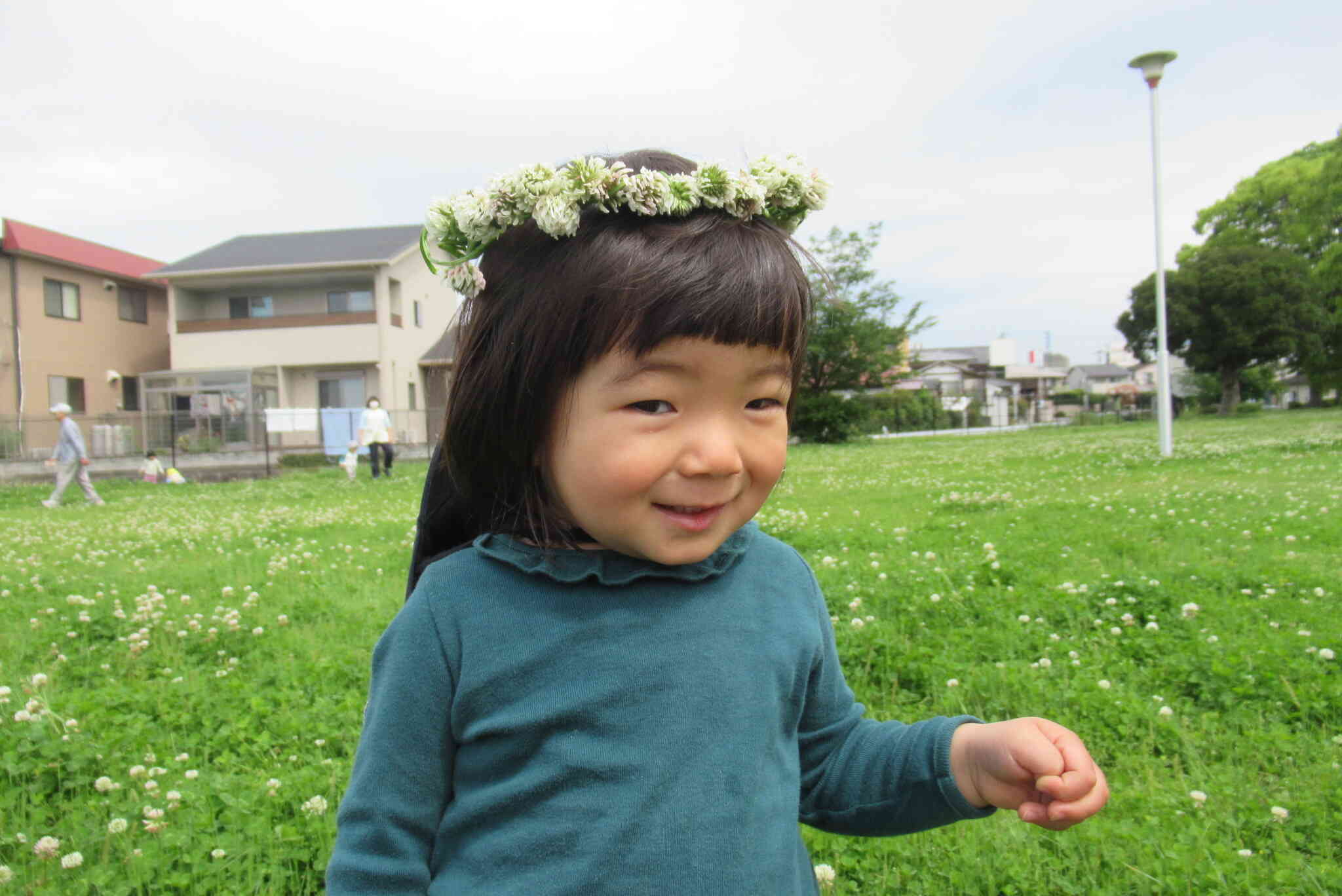 満開のシロツメクサを摘んで…