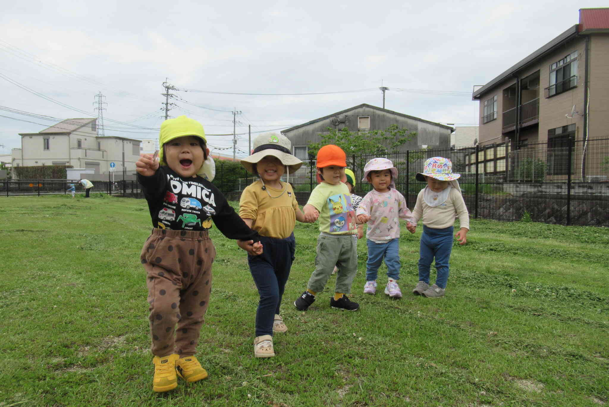おててつないで！
