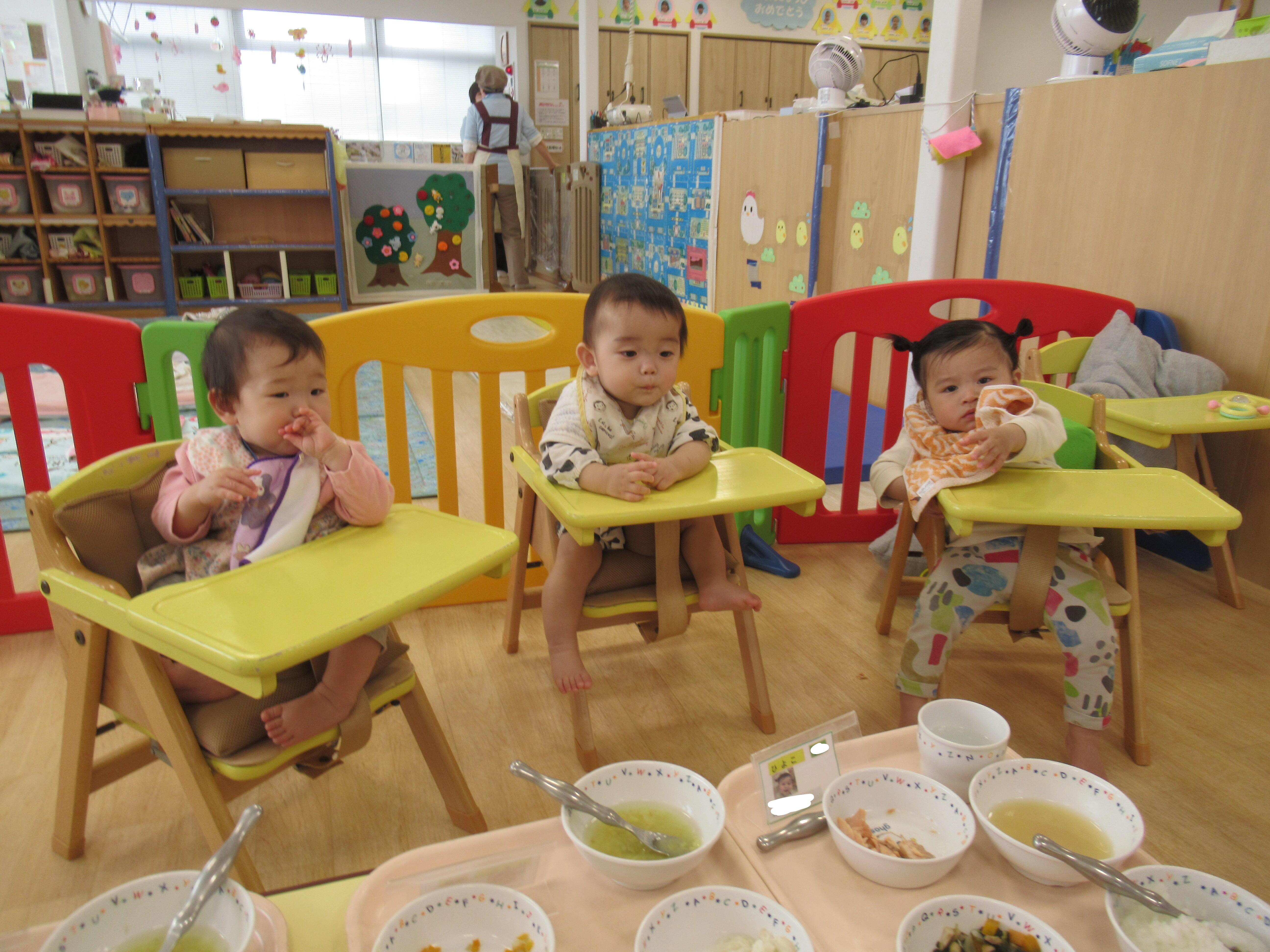 ごはんの様子(０歳児　ひよこ組)