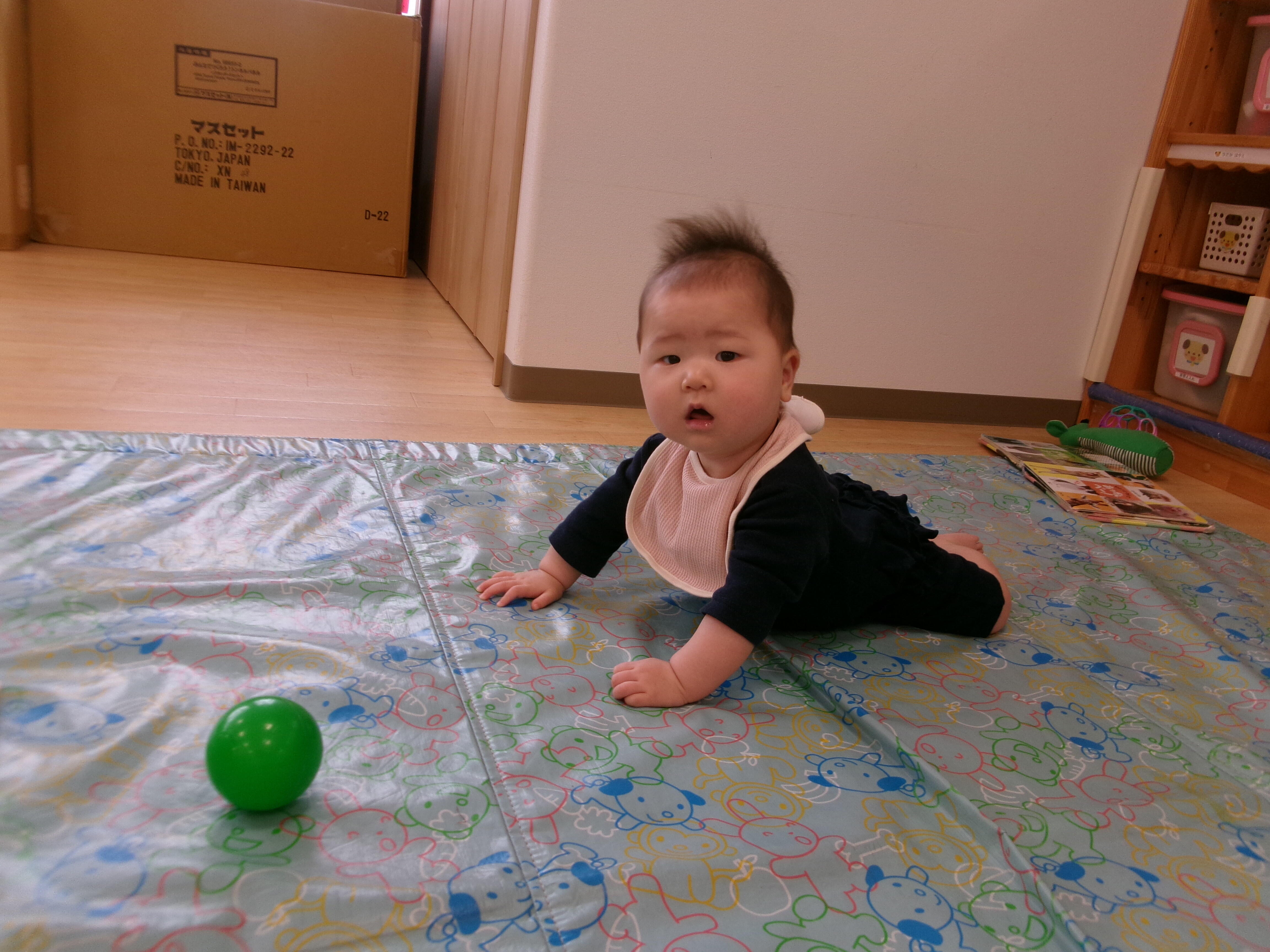 手でつっぱる力が強くなってきたよ。ボールまであと少し！