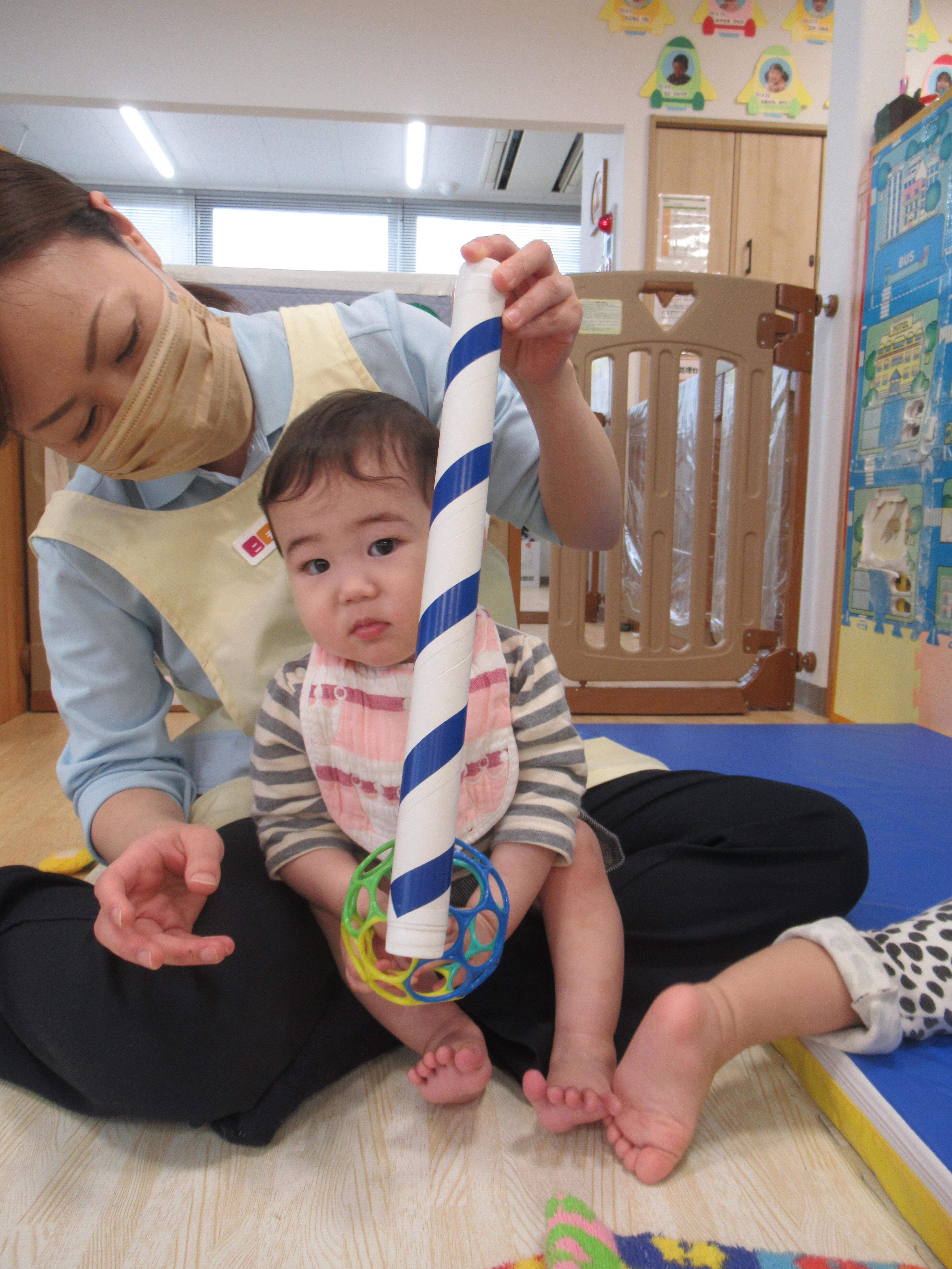 スティックの陰に隠れて「いないいないばあ！」可愛いお顔みーつけた！