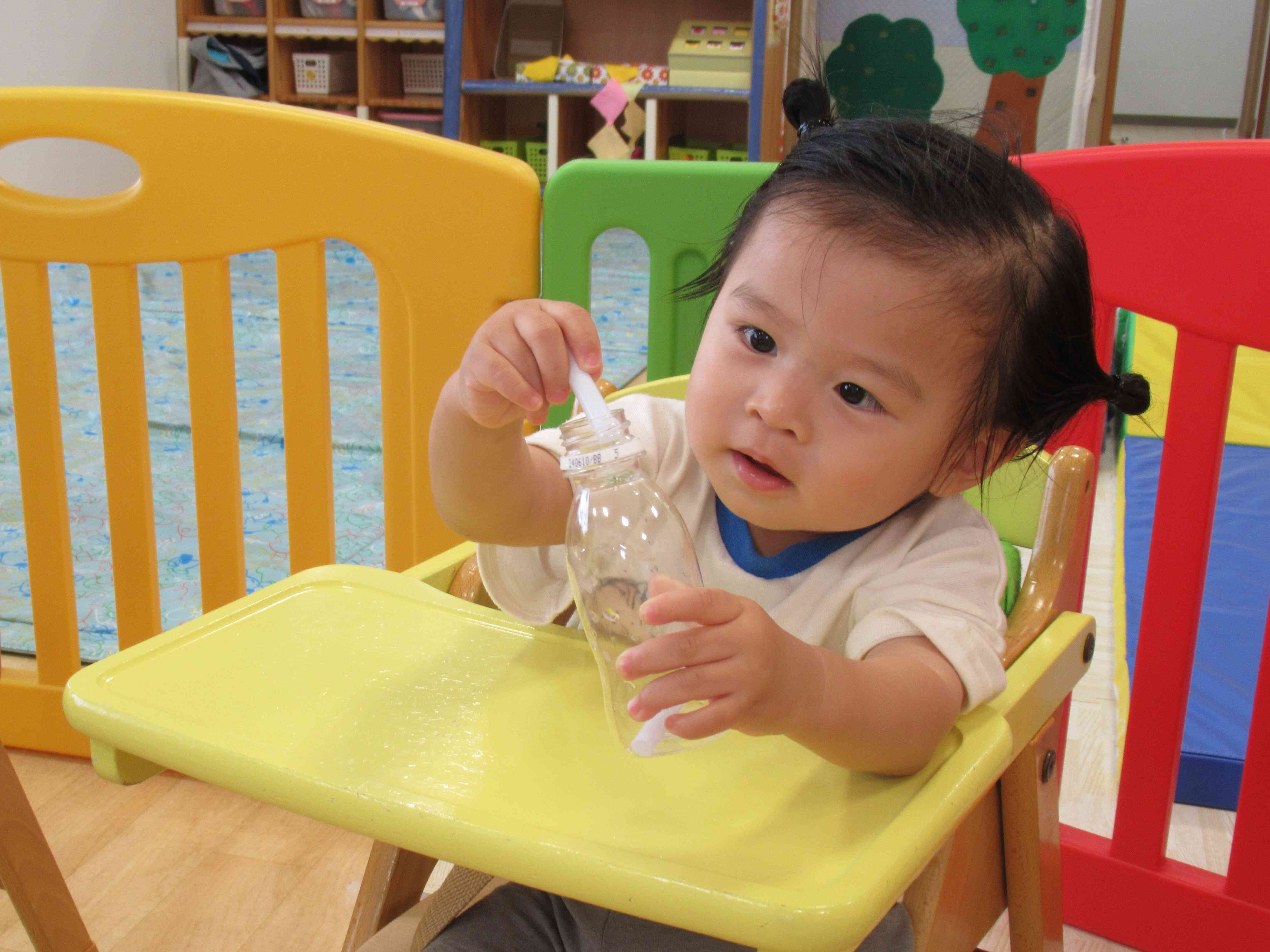 子どもたちにはストローを入れてもらいました。意外とむずかしい！
