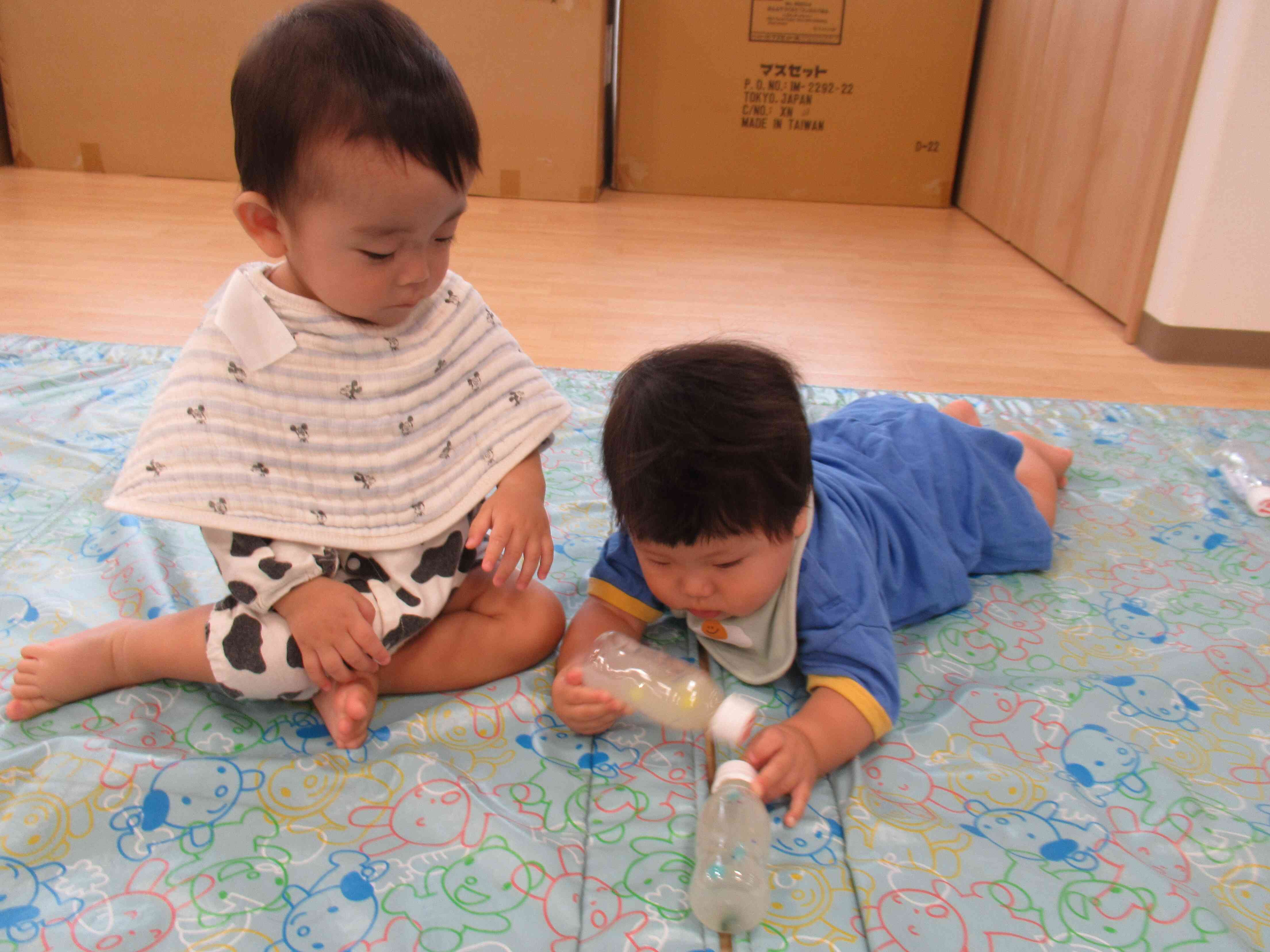 ボトルが転がると中がぷかぷか動いておもしろいね！