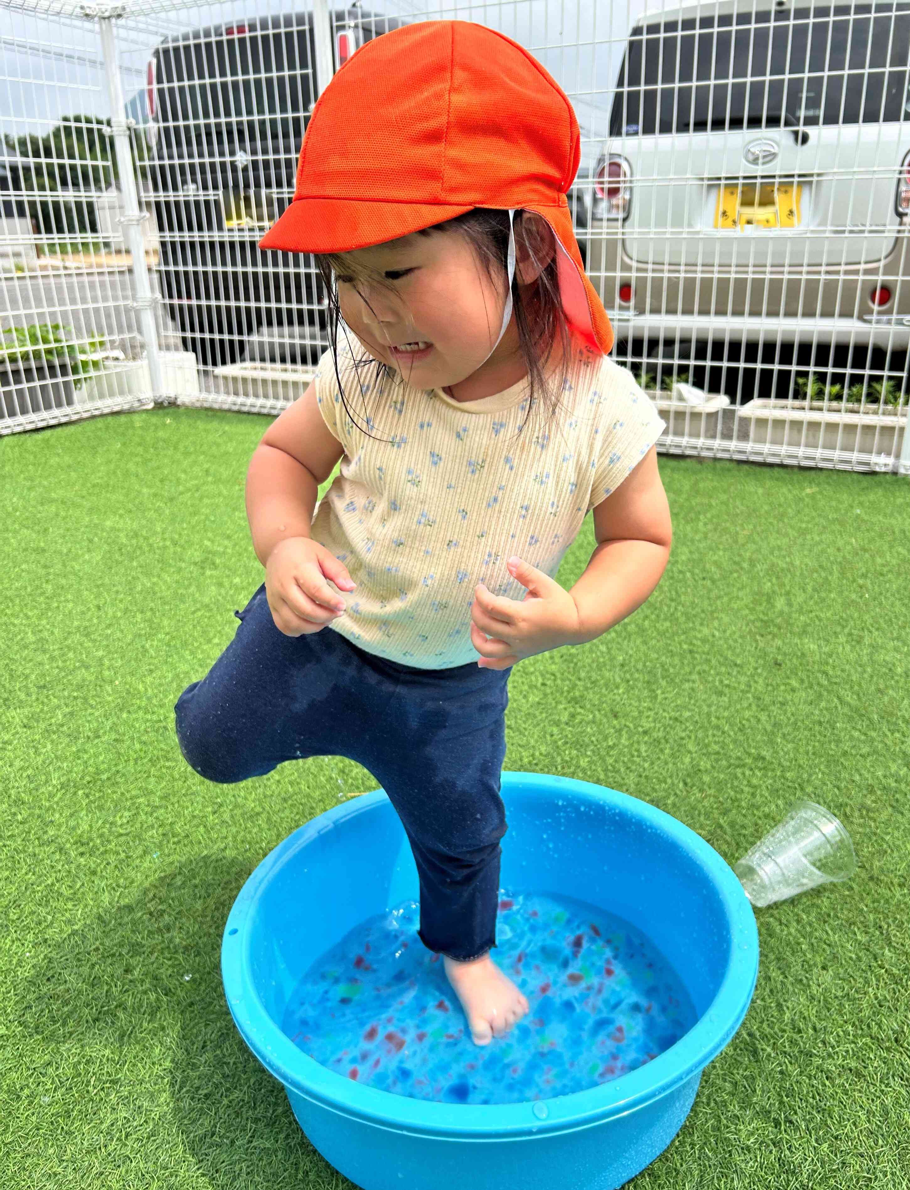 潰した寒天に入ってみたよ！何だか変な感じ！