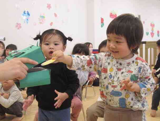 ワニさんに絵カードを食べさせたよ♪