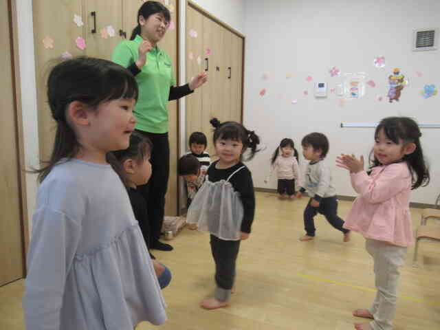 英語の歌に合わせてダンス♫ダンス♬