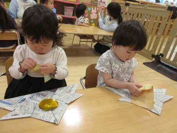 どこにシールを貼ろうかな～？指先を上手に使って１個ずつ丁寧に貼っているよ！