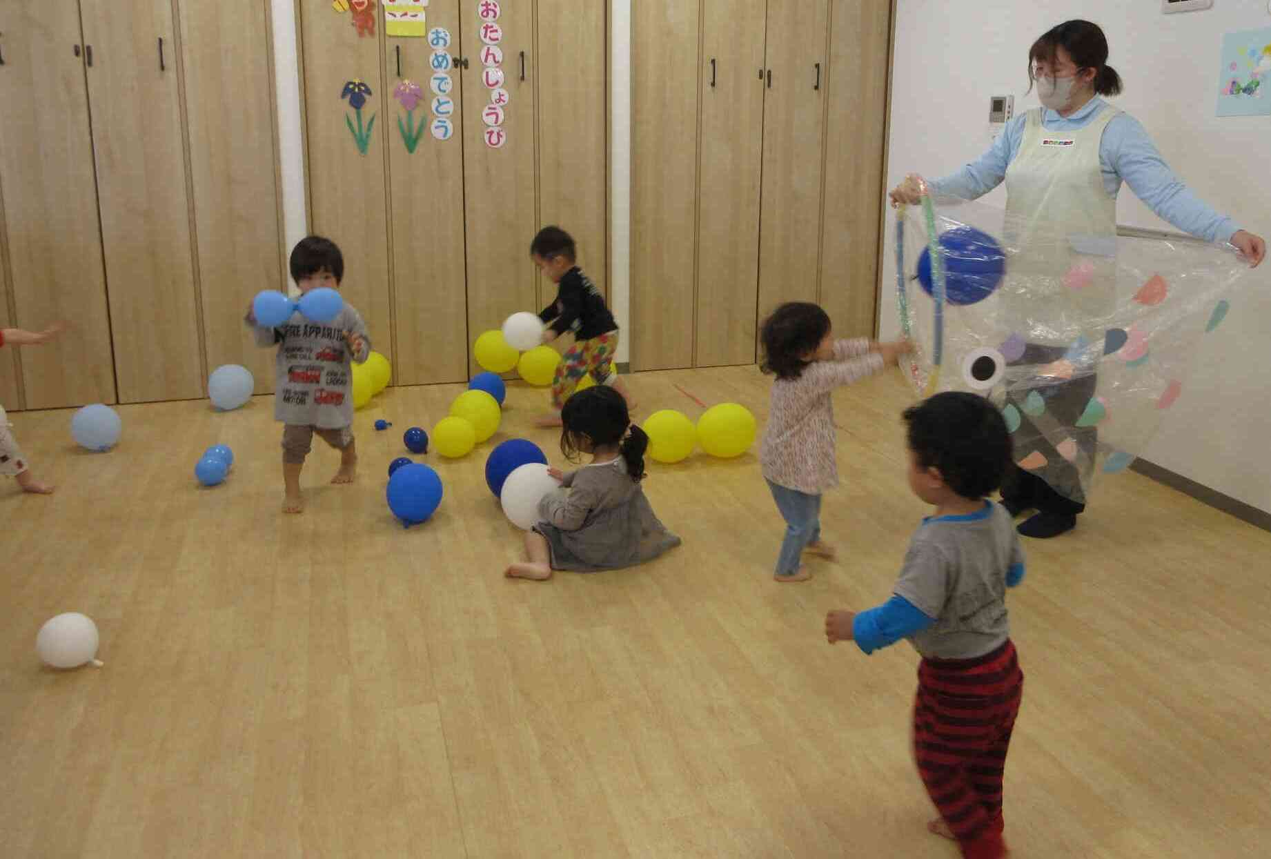 はらぺここいのぼりさんにおやつ(風船)をどうぞ！