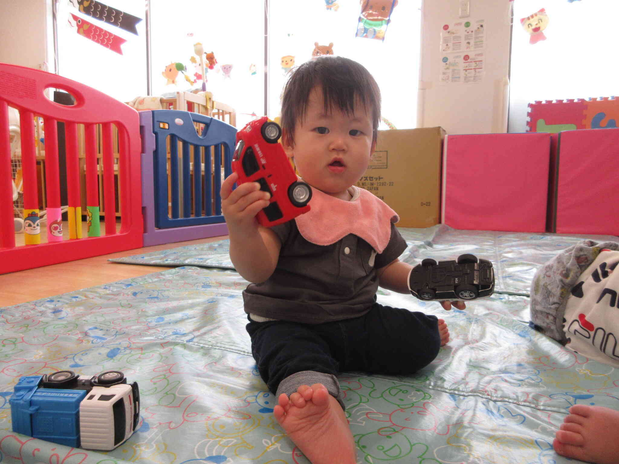 お部屋の中で色んな遊びをしたよ！（ひよこ組　0歳児）