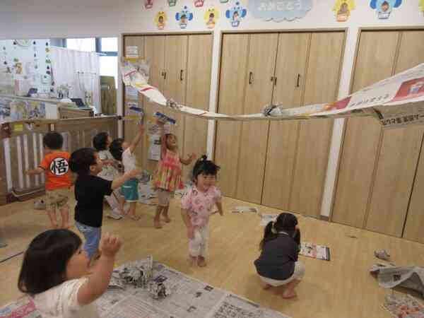 新聞紙遊びをしたよ！（あひる組・うさぎ組　1.2歳児）