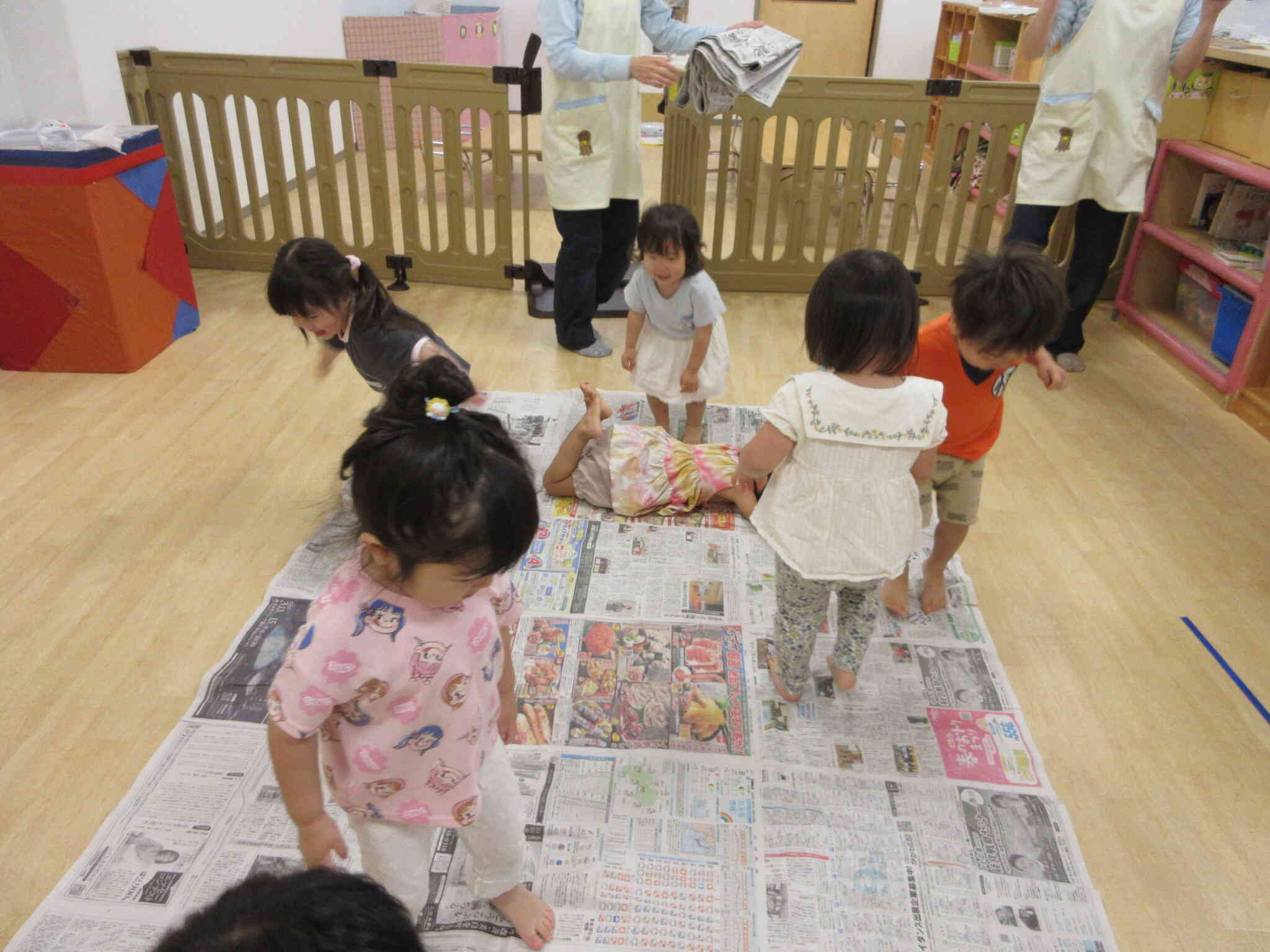 新聞紙で遊んだよ！