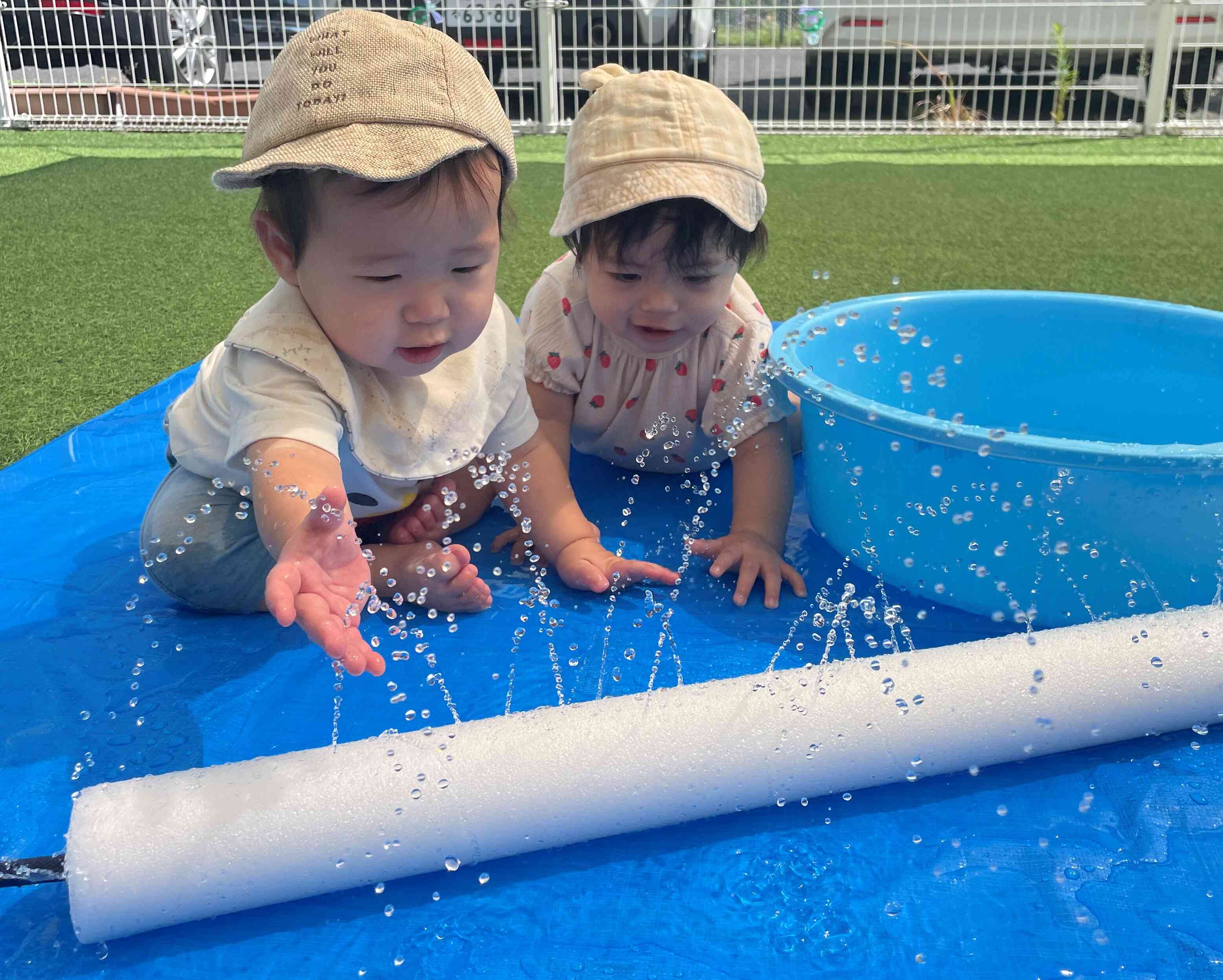 園庭で水遊びしたよ♪（ひよこ組　0歳児）