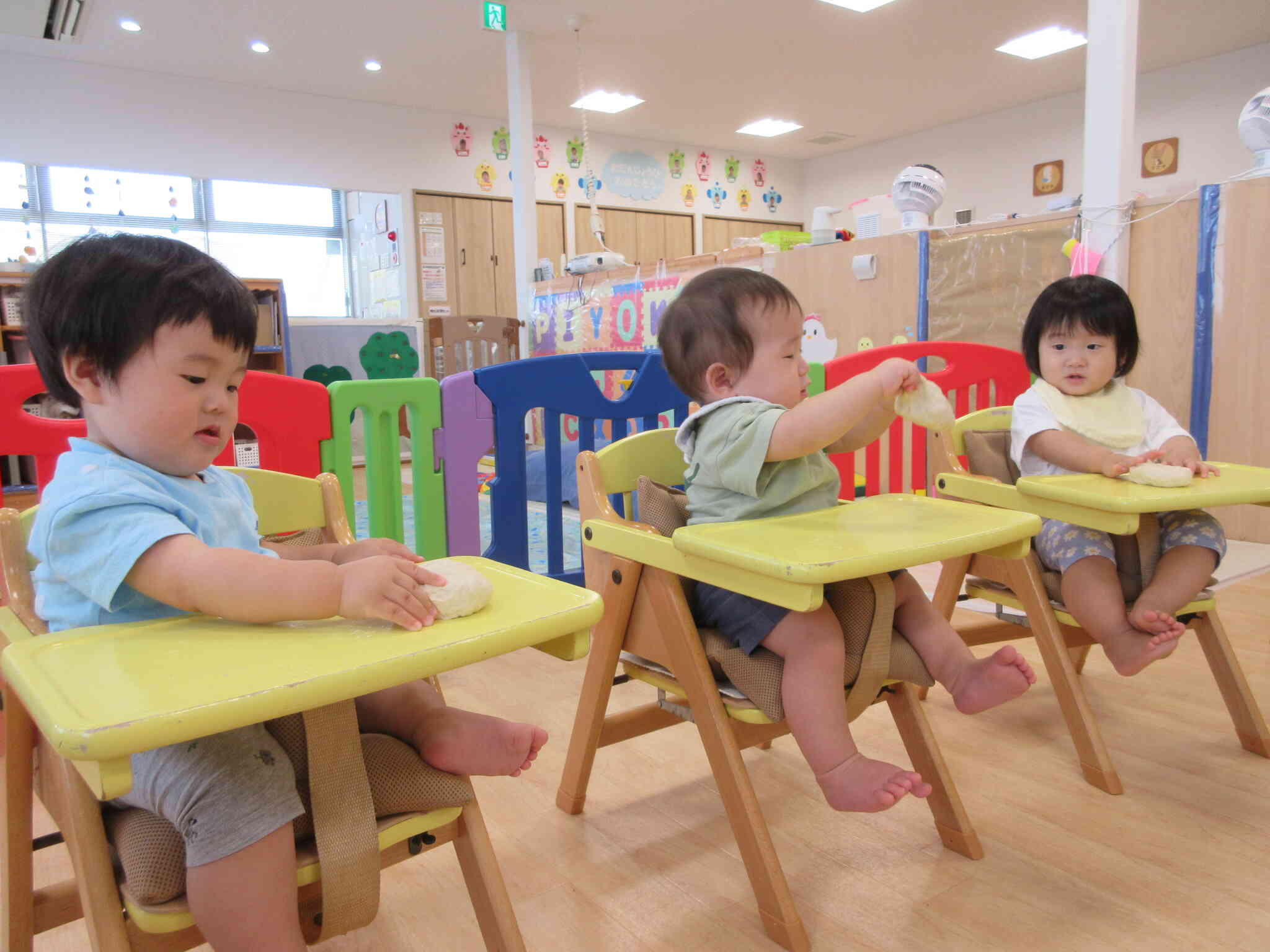 小麦粉粘土をぺちぺち！指でつんつん！おもしろいね！