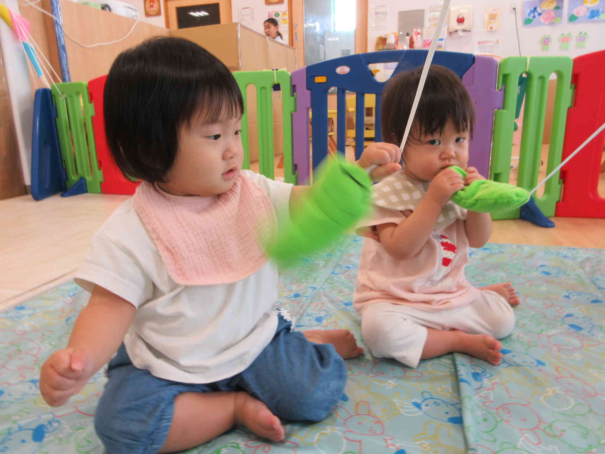 釣り下げた「まめっちょ」を引っ張って遊んだね♪