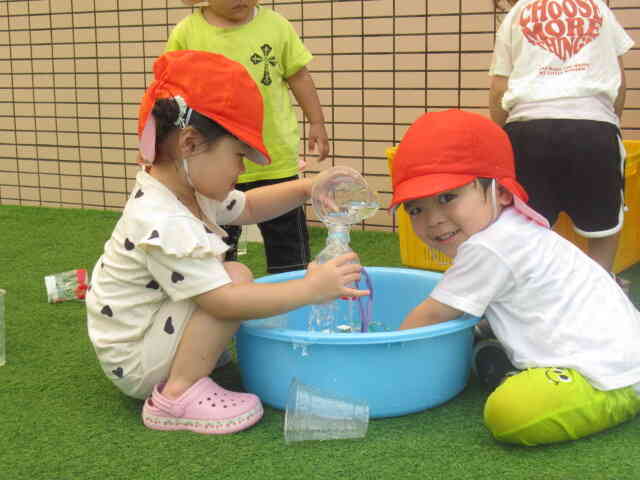 水遊び、冷たくて気持ちがいいね！