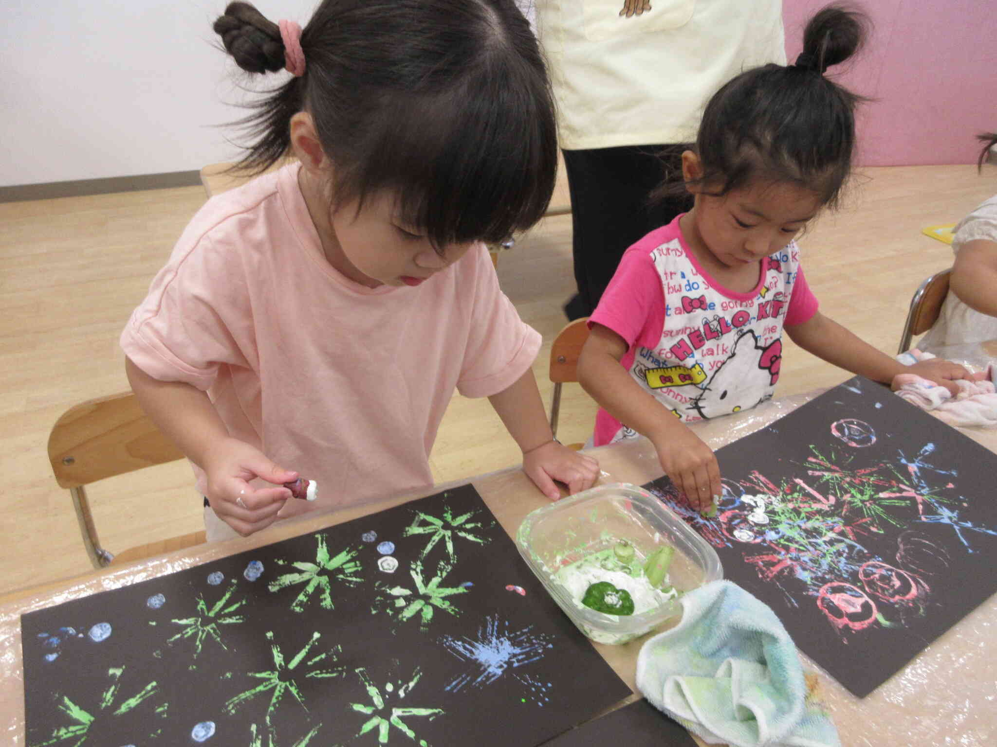 花火の製作(うさぎ組・2歳児)