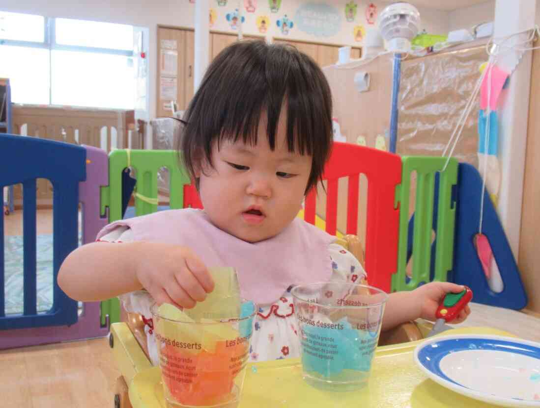 ちぎった寒天をカップに入れるときれいで、おいしそうだね♪