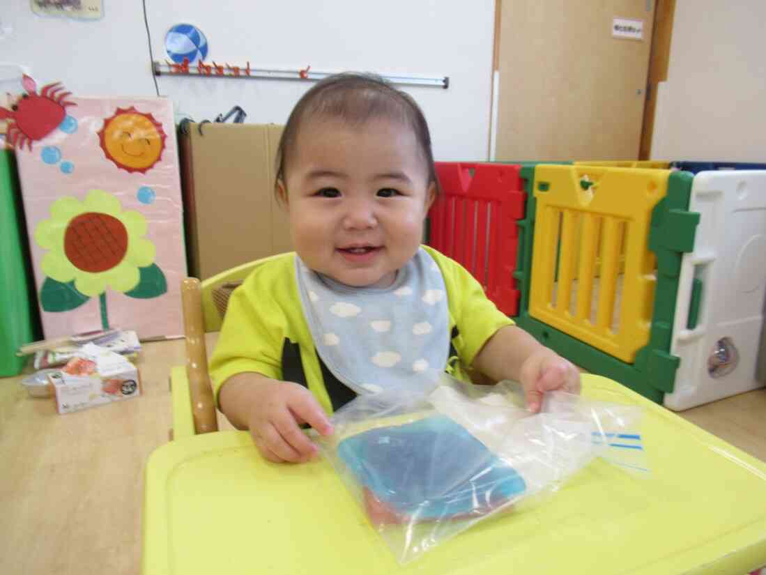 ジップロック袋の上からぺちぺち！気持ちがいいね♥