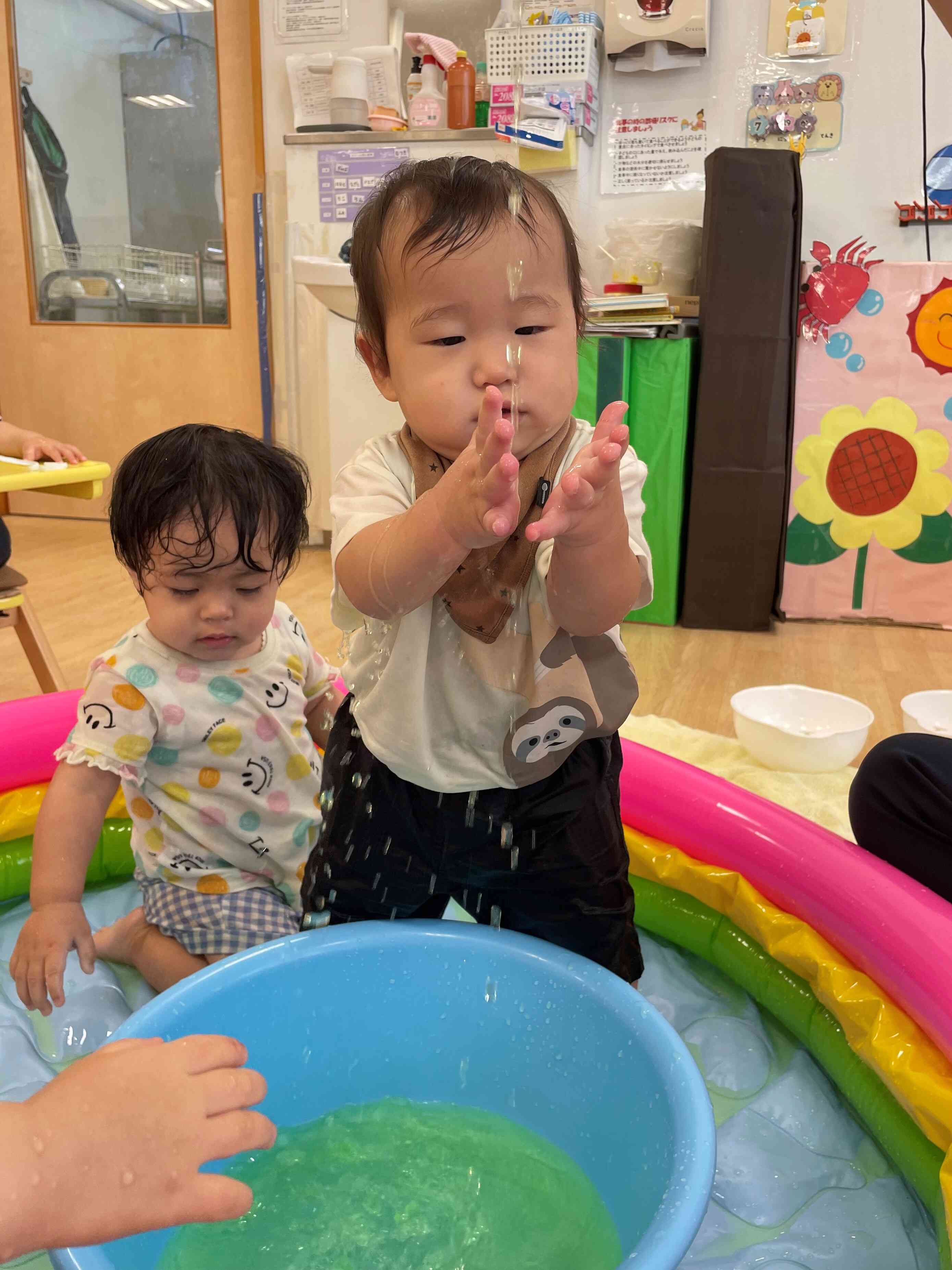 水を掴もうと頑張っています！