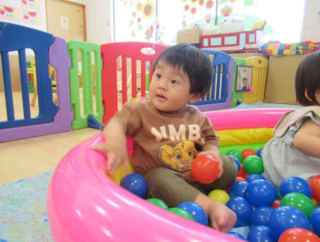 ボールプールでいい気持ち♪