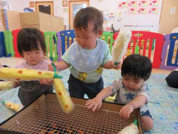 夏祭りごっこであそんだよ♪（ひよこ組　0歳児）