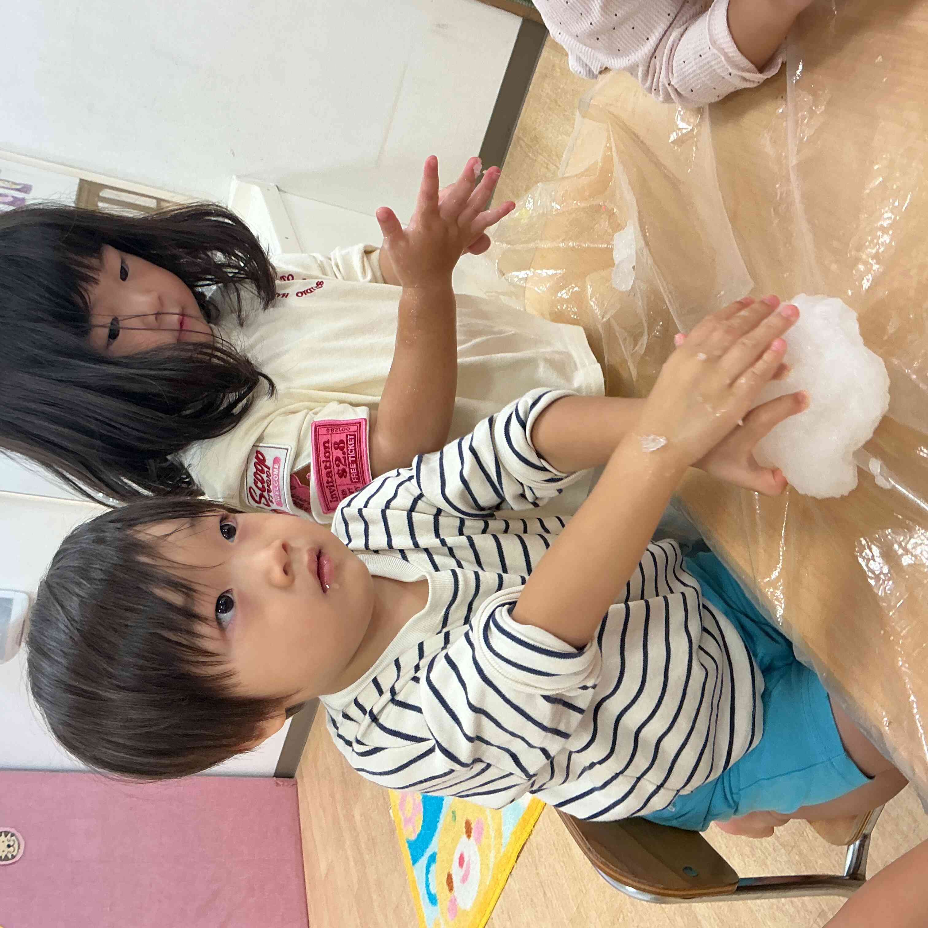 こねこね!冷たくて気持ちいいなぁ〜⭐︎