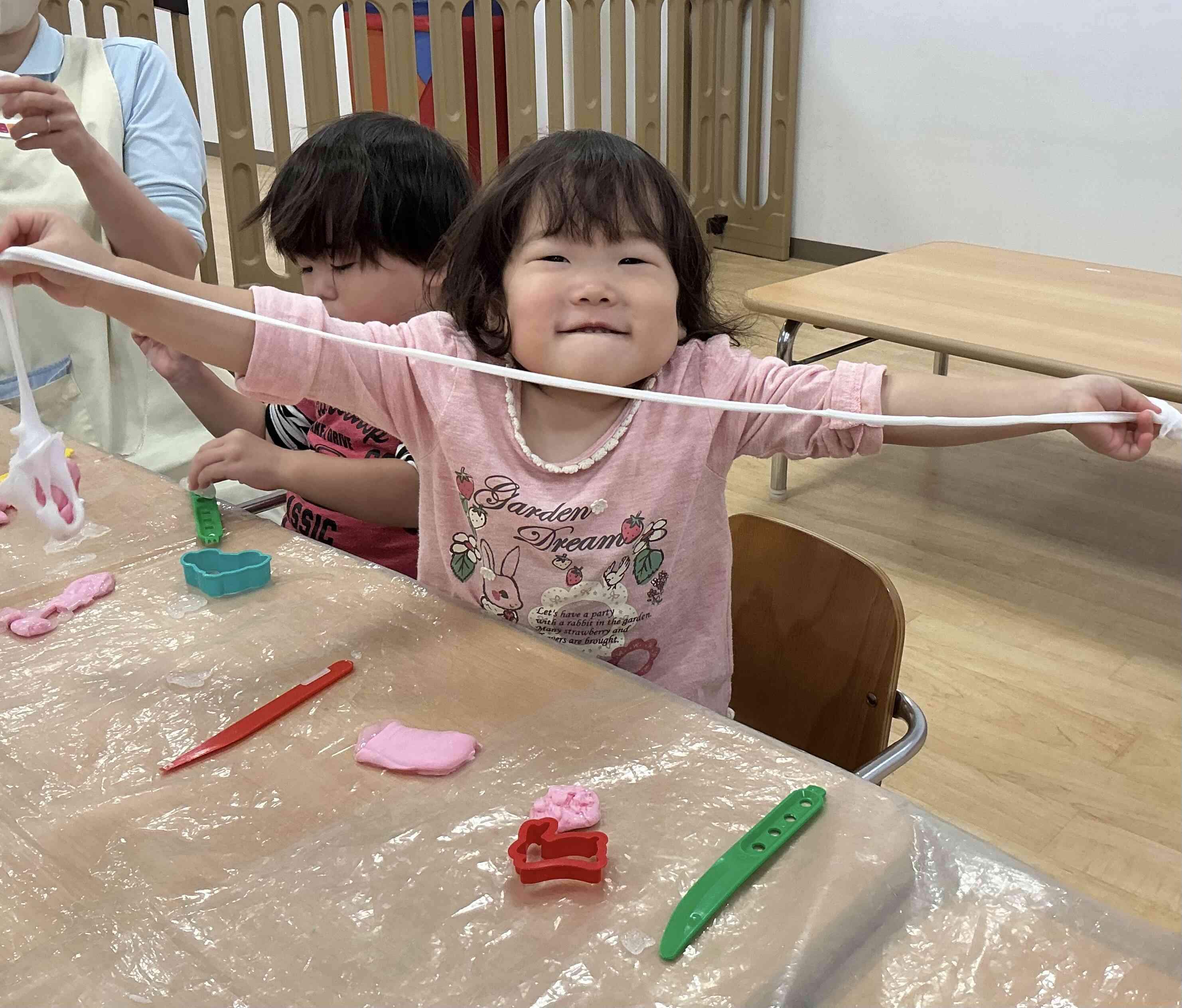 スライム遊びをしたよ（うさぎ組・あひる組　　2・1歳児）