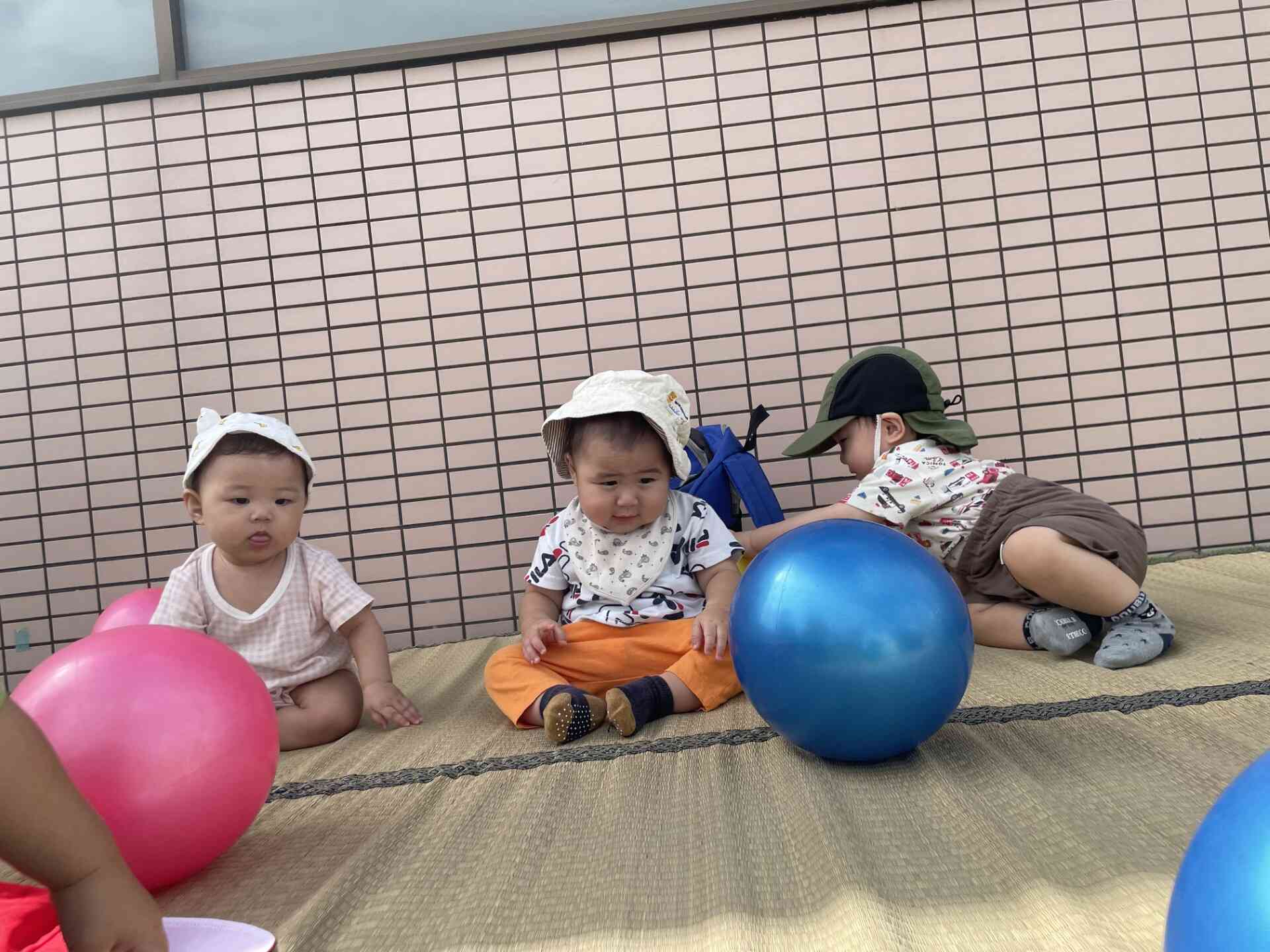 園庭で遊んだよ♡（０歳児　ひよこ組）