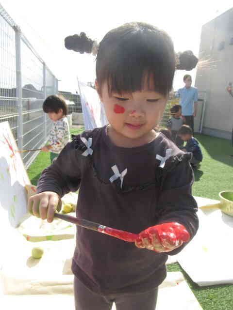 ぬりぬり☆手も赤くなったよ～☆