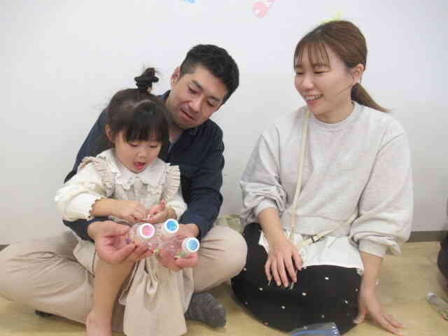 パパとママとシールをペタペタ、楽しい☆