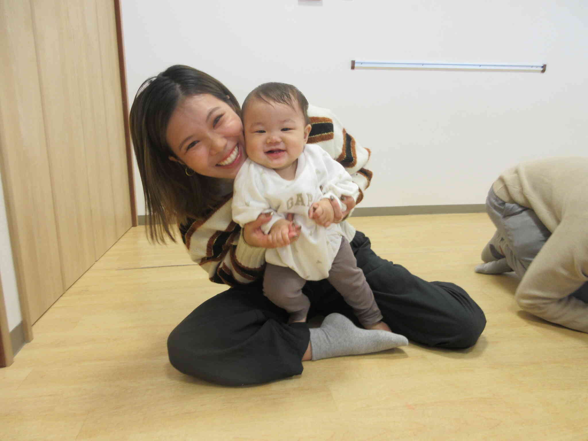 ママとひっつき！かわいい笑顔だね♪