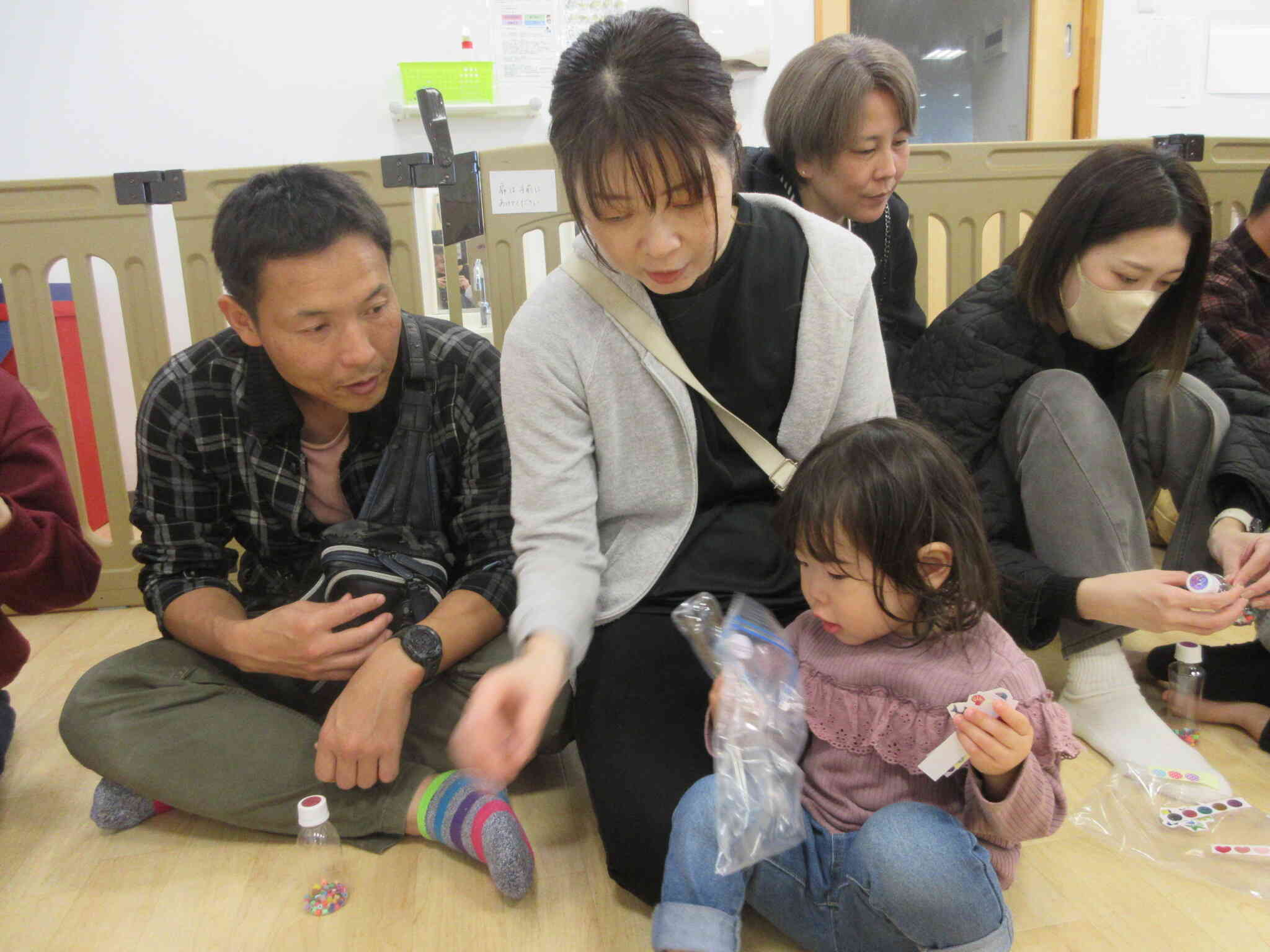 みんなでマラカスを作ったよ☆シールをいっぱい貼ったよ☆☆