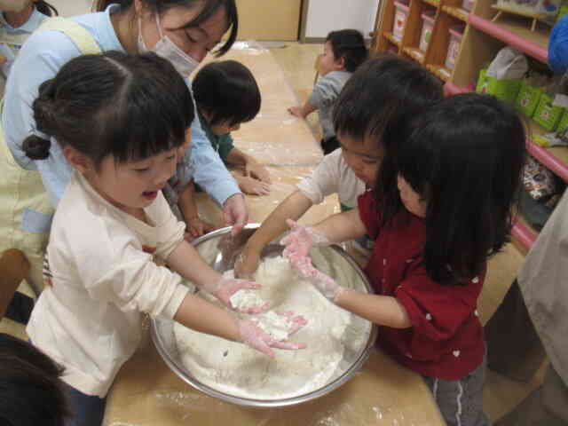 みんなでうどん作り(1、2歳児）