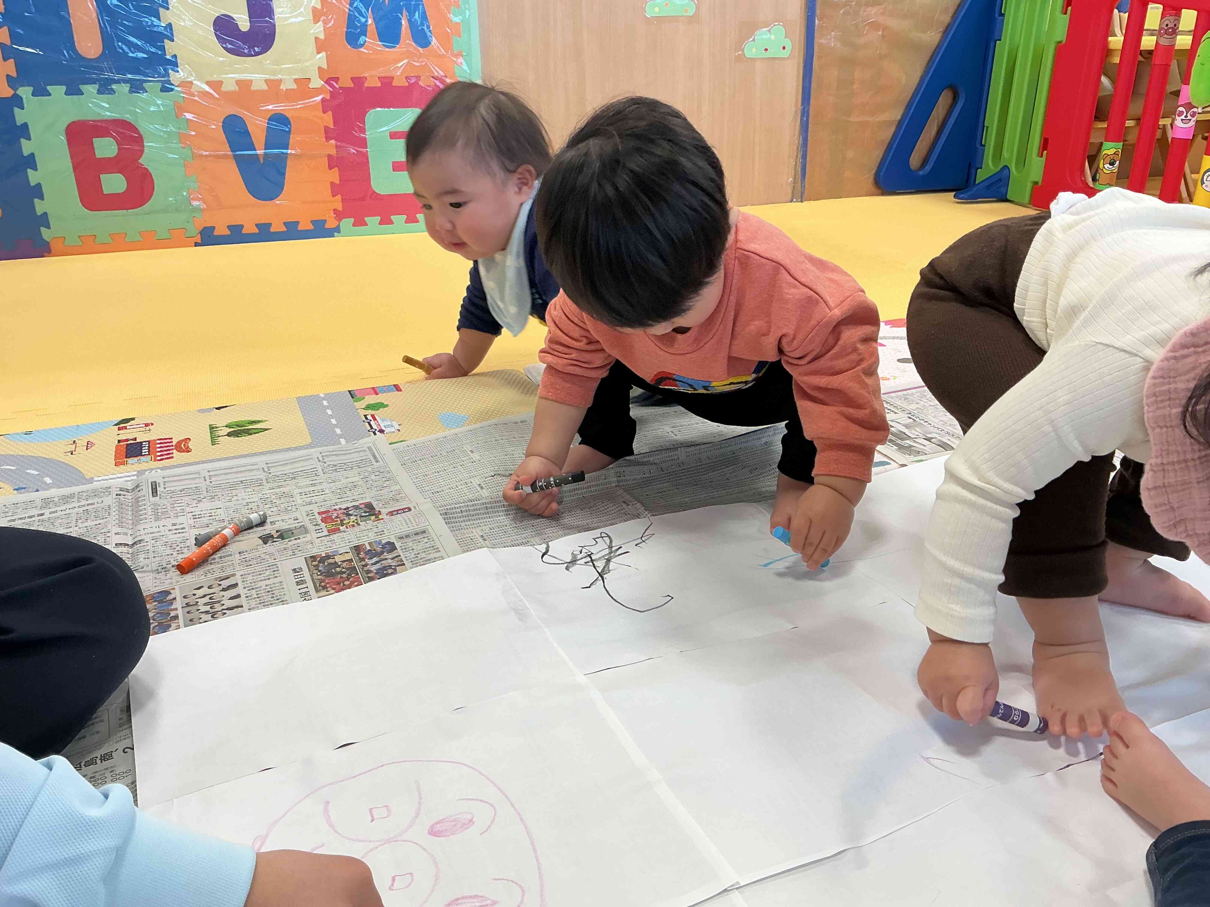 クレヨン持って描き描き♪