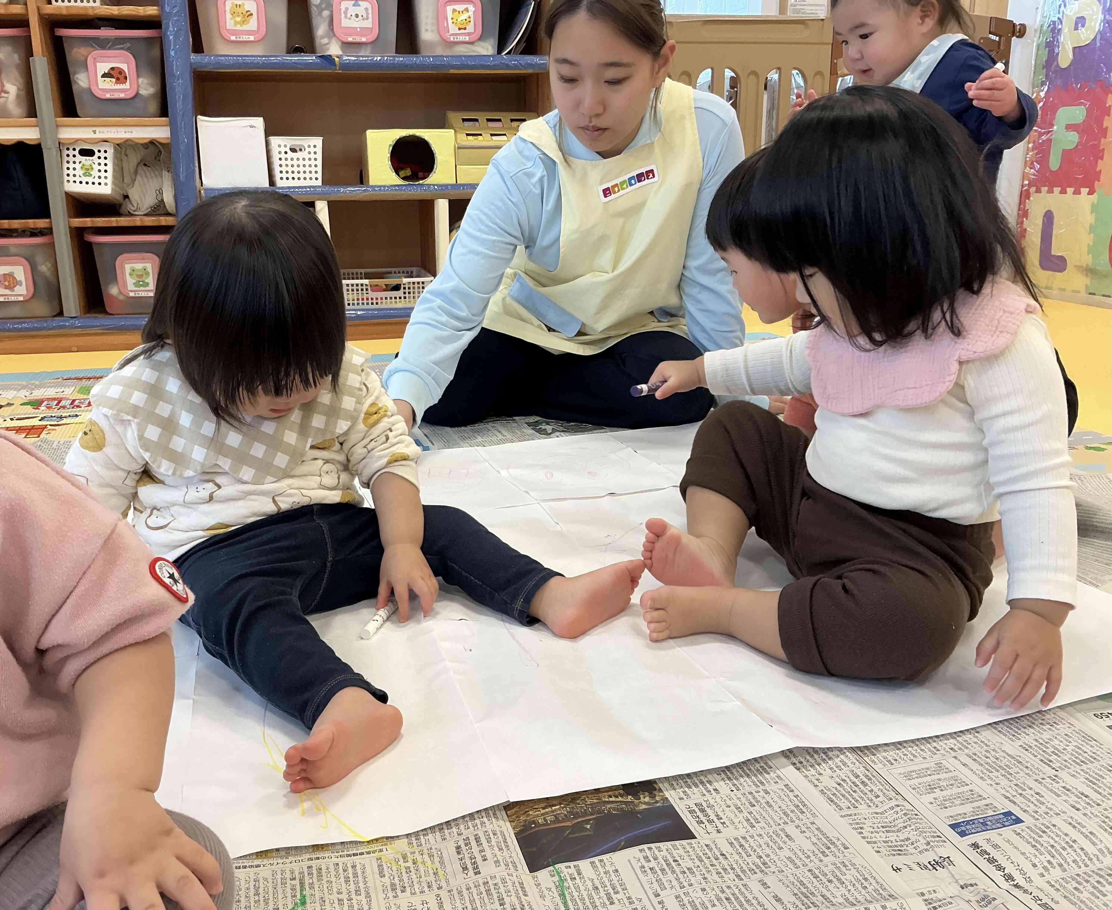 クレヨン遊びをしたよ！　(ひよこ組　0歳児)