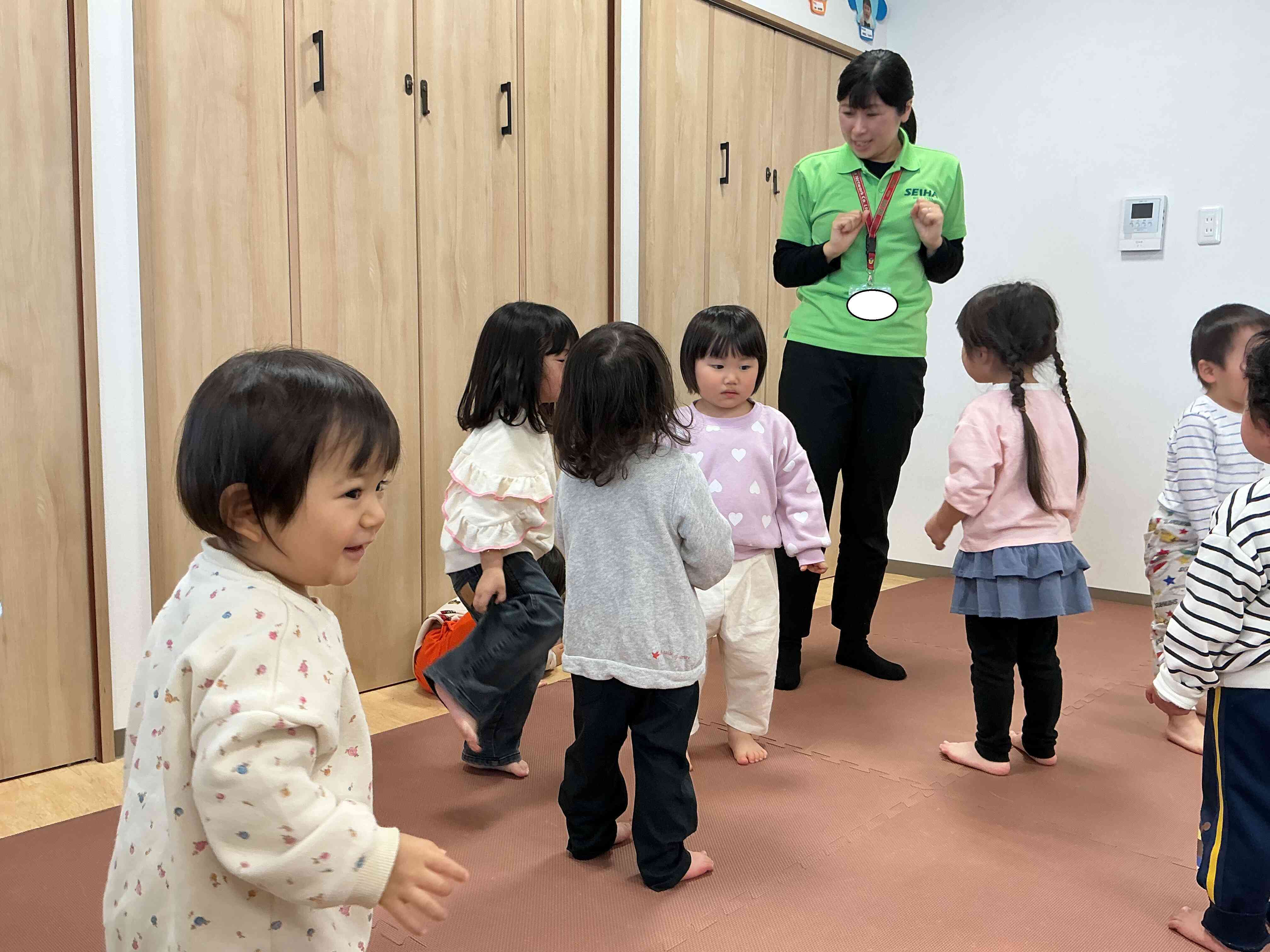 クリスマスソングに合わせてダンス