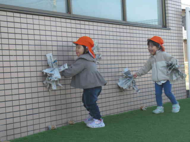 ポンポンを使っておそうじ？お友だちに続いて歩いていきます！