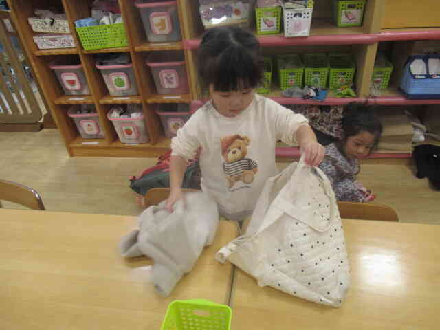 上着の片付けにも挑戦！どんどんやってみようとしているね。すごい！