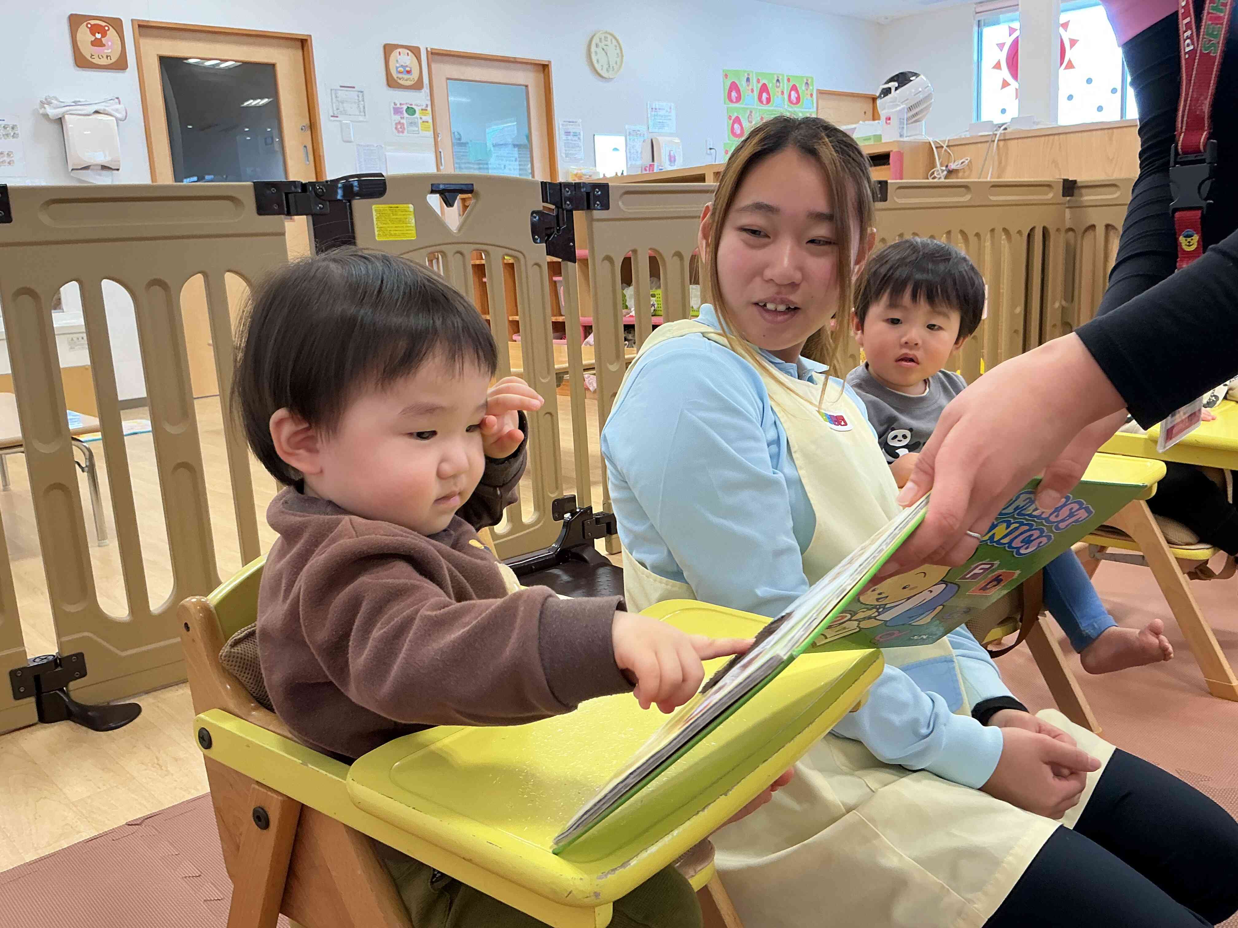 英語の絵本を触ったよ!