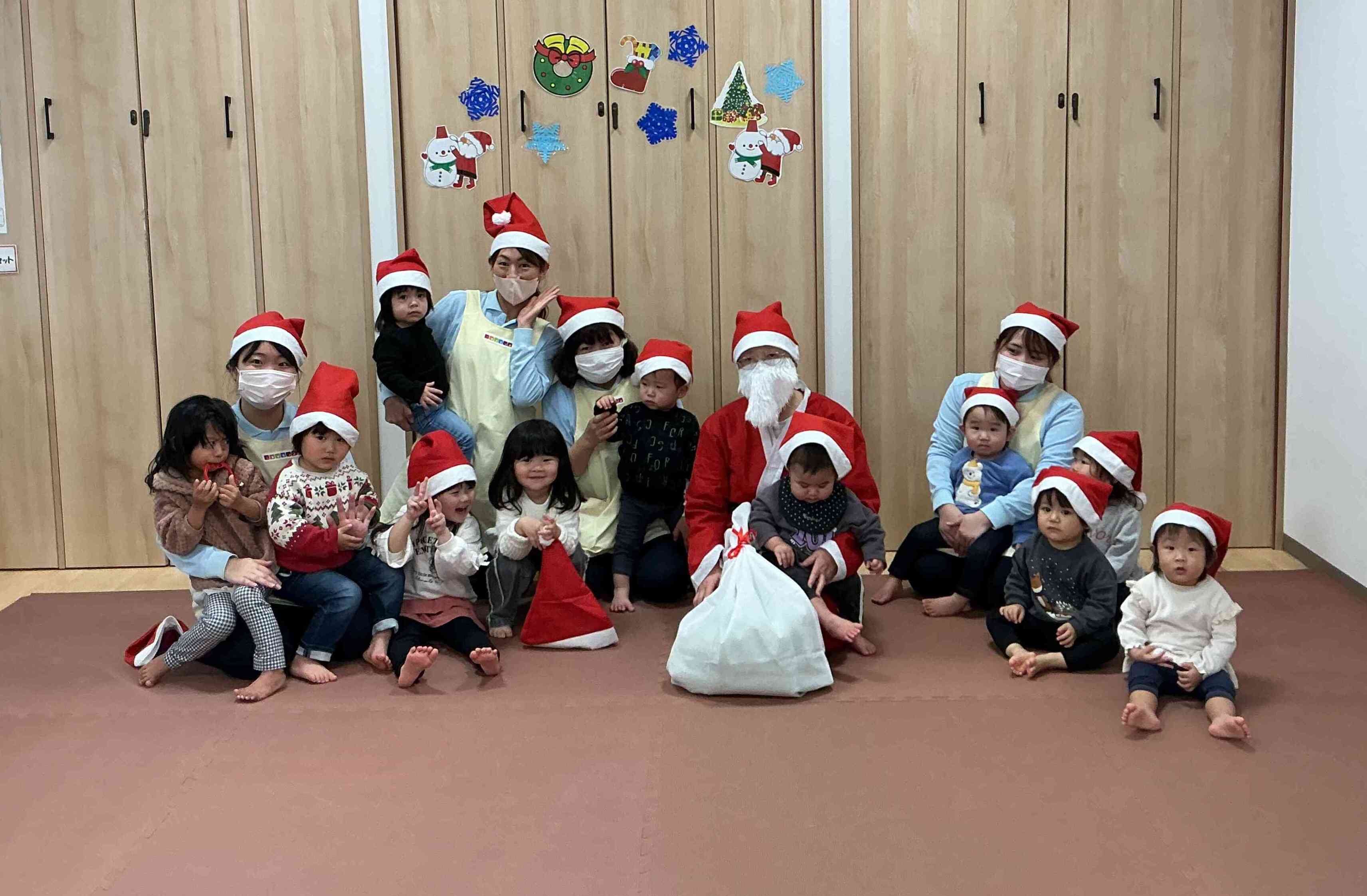サンタさんが保育園にやってきた！