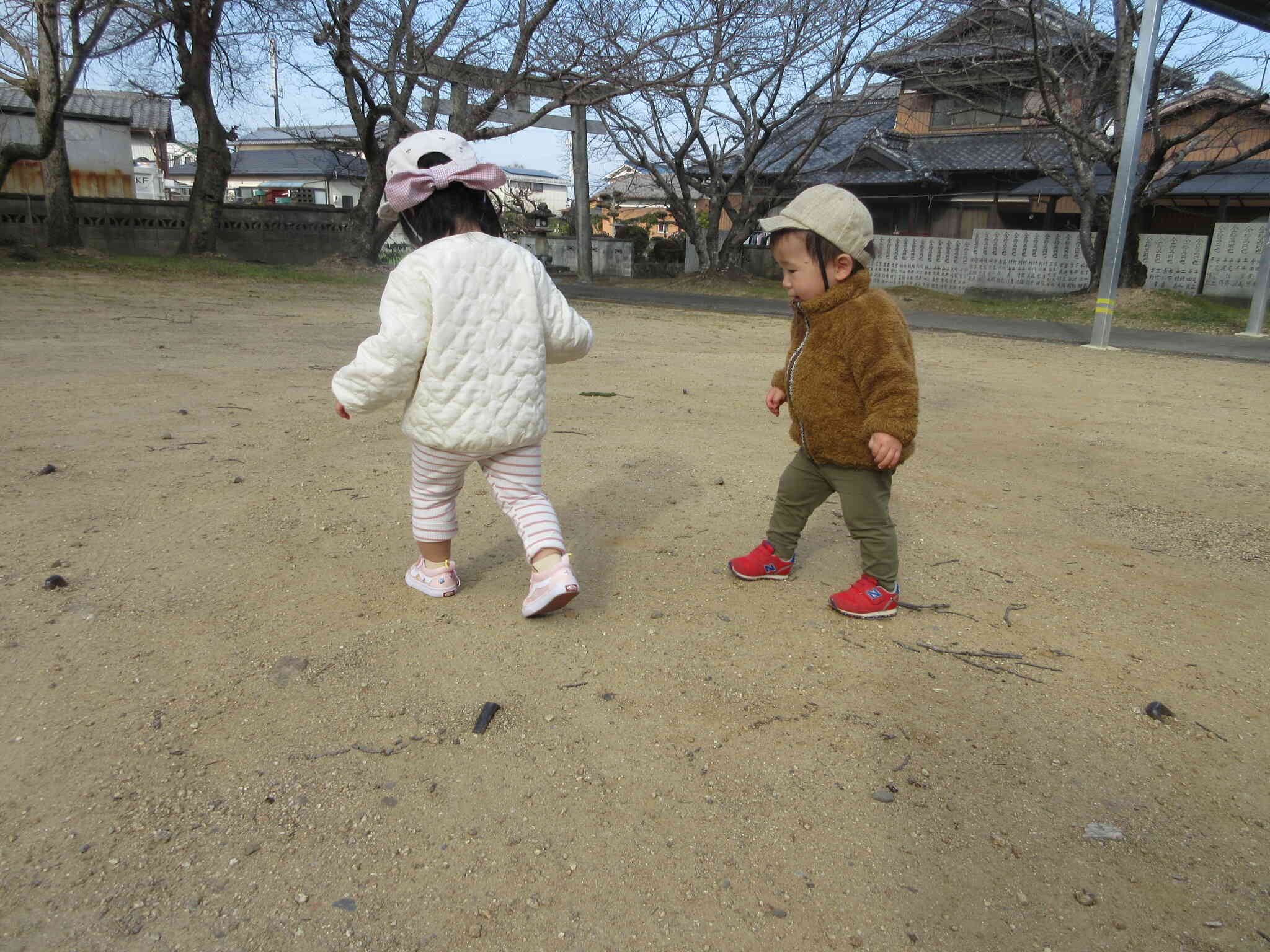 靴を履いてお散歩にお出かけ♪（ひよこ組　0歳児）