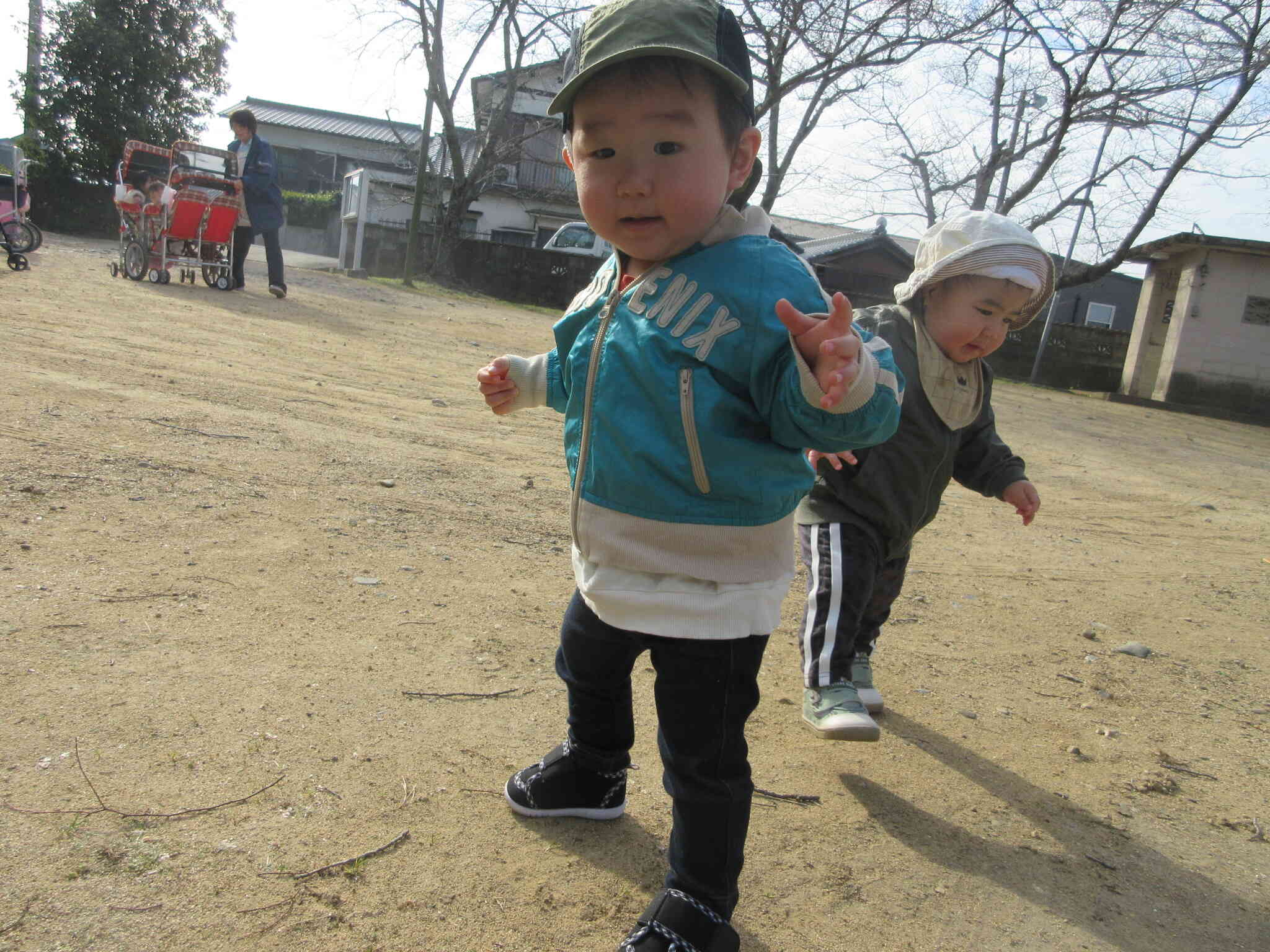 靴を履いて遊ぶことが好きなひよこ組さん♡