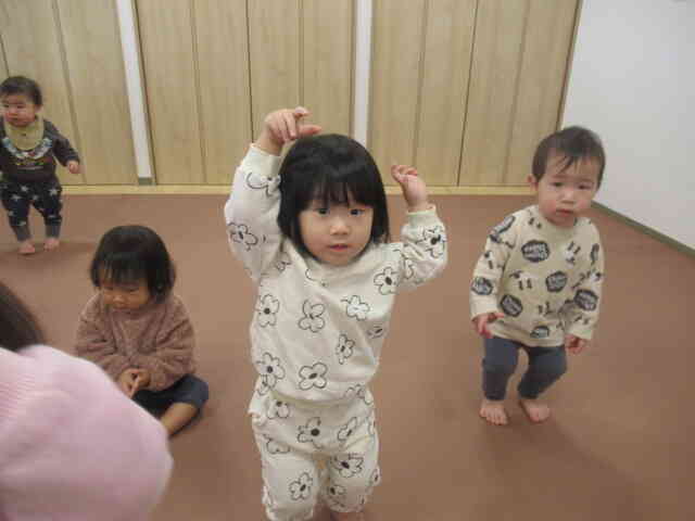 ひよこ組(0歳児)さんとあひる組(1歳児)さん一緒に♪