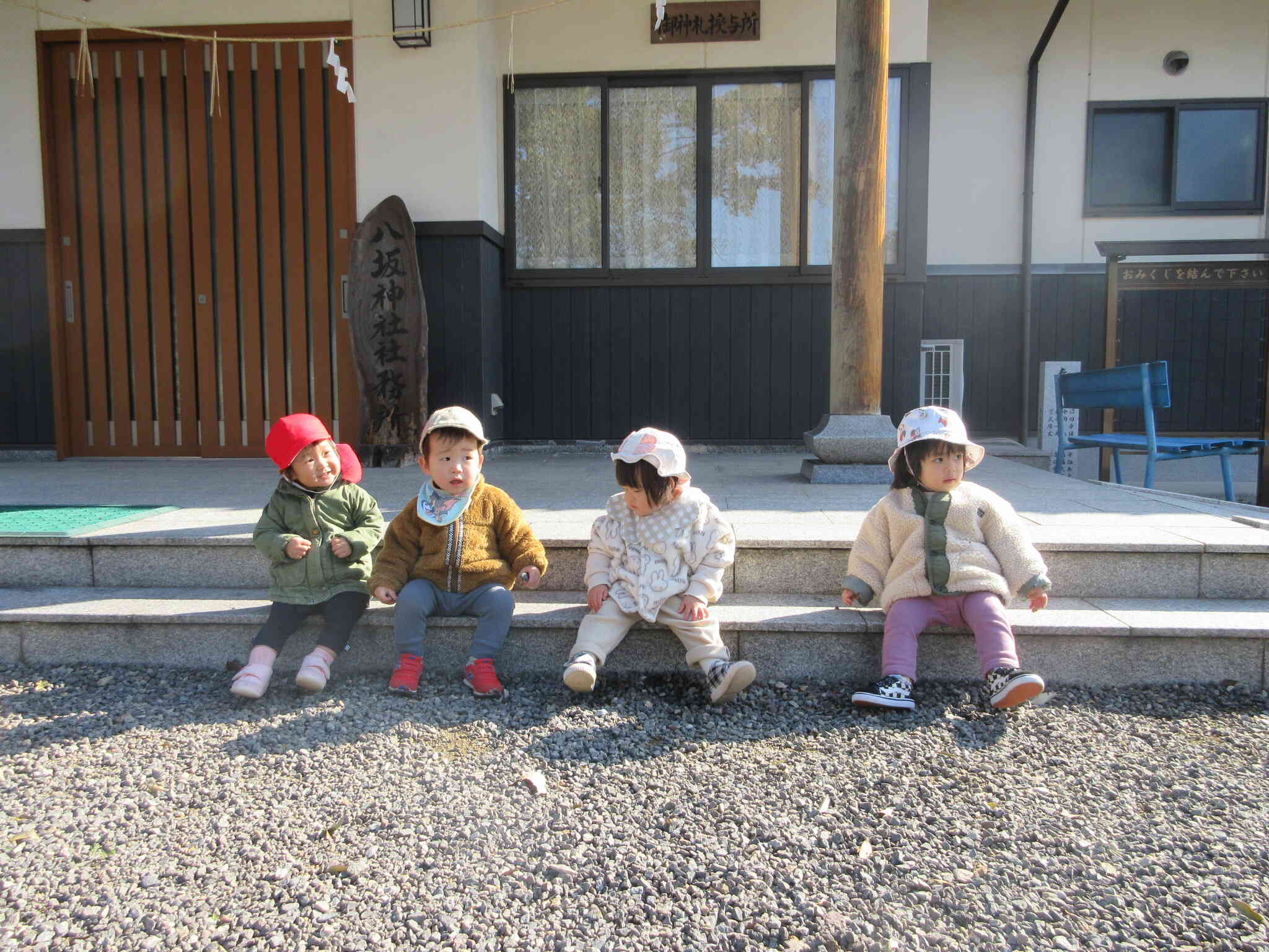 神社へお散歩(0歳児)