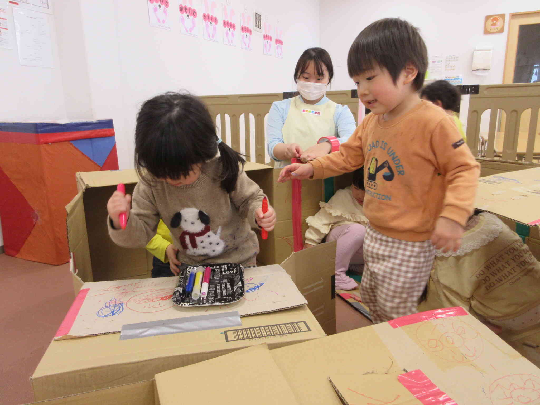 段ボールでおうちごっこ（2歳児うさぎ組）