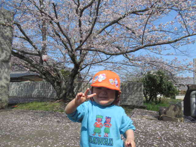 桜の前で写真を撮ったよ♪