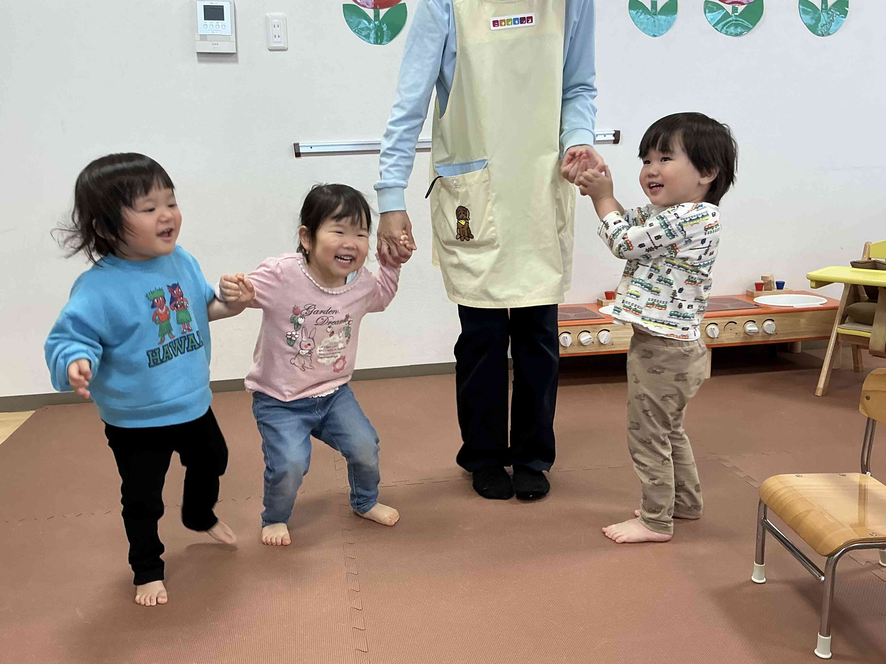 大好きなお友だち、先生と手を繋いで踊ったよ♪