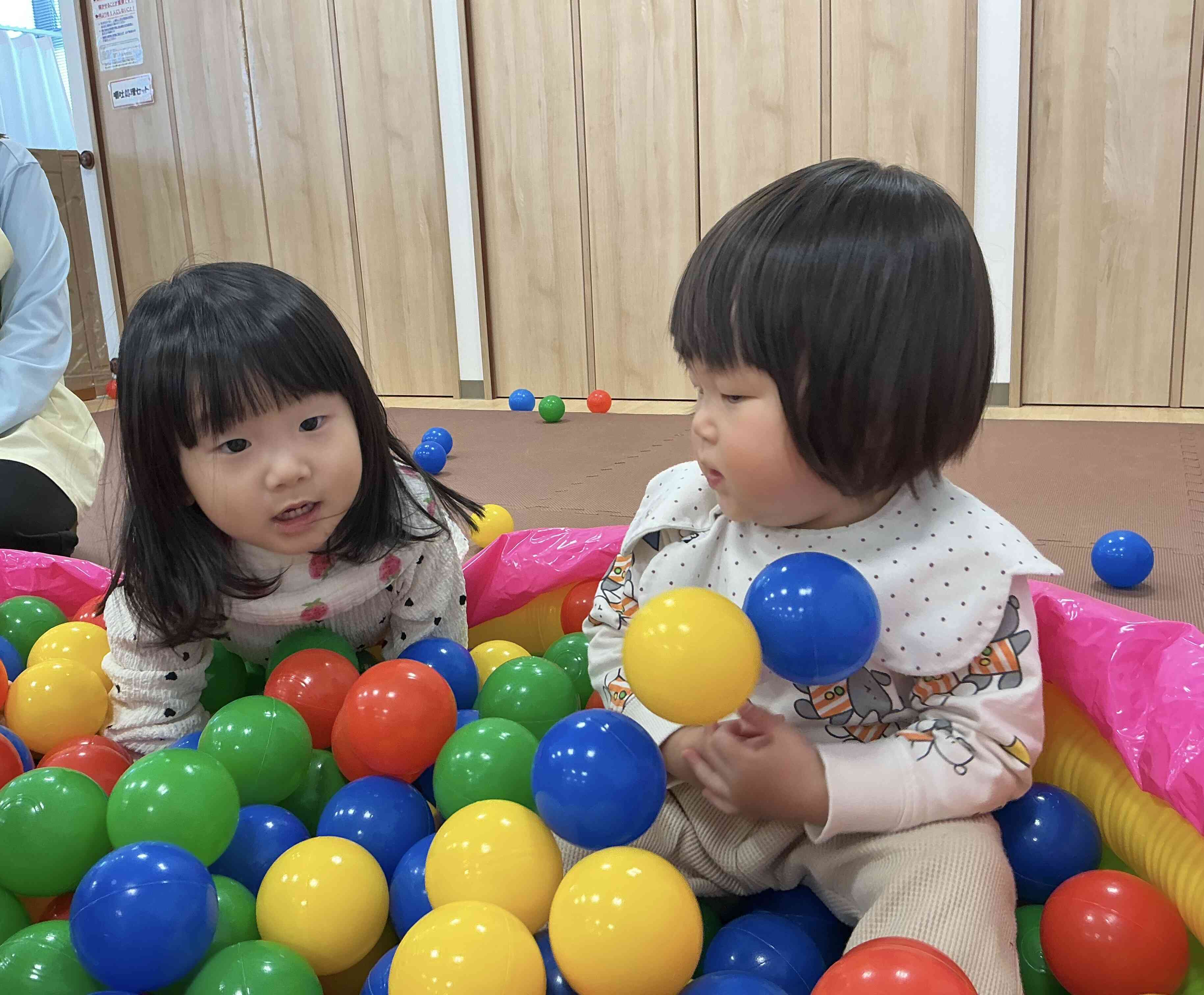 ボール遊びをしたよ♪ (あひる組　1歳児)